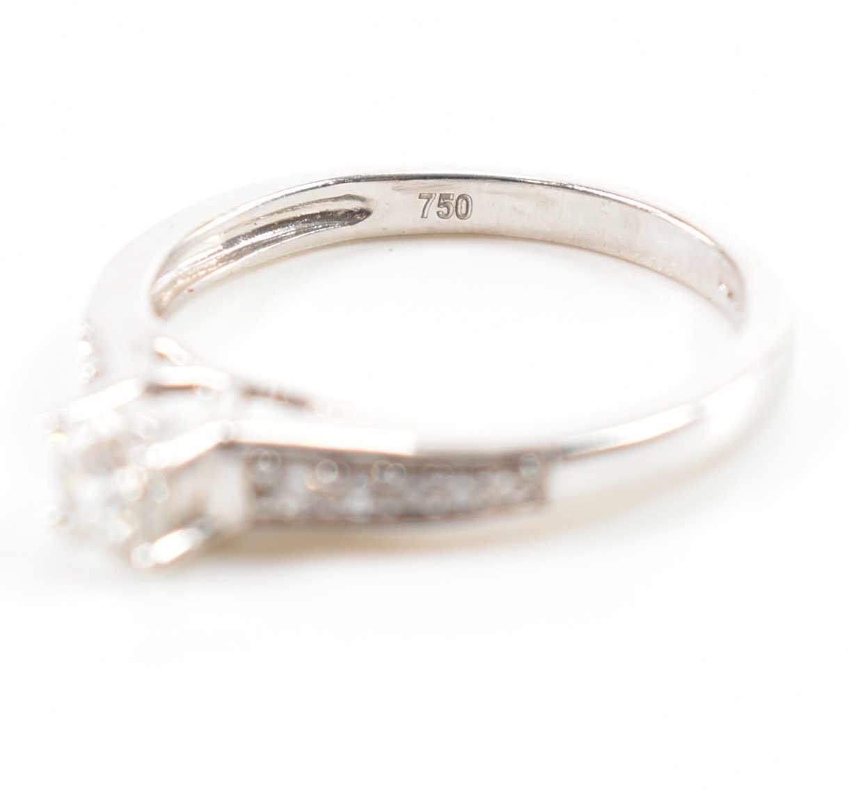 18CT WHITE GOLD & DIAMOND SOLITAIRE RING - Image 8 of 9