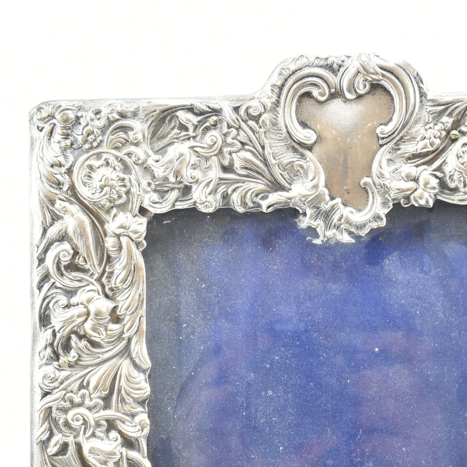 VICTORIAN HALLMARKED SILVER MOUNTED PICTURE FRAME - Image 4 of 11