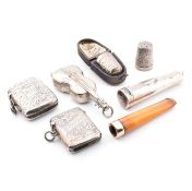 COLLECTION OF SILVER & WHITE METAL ITEMS WITH CHEROOT, VESTA & THIMBLE
