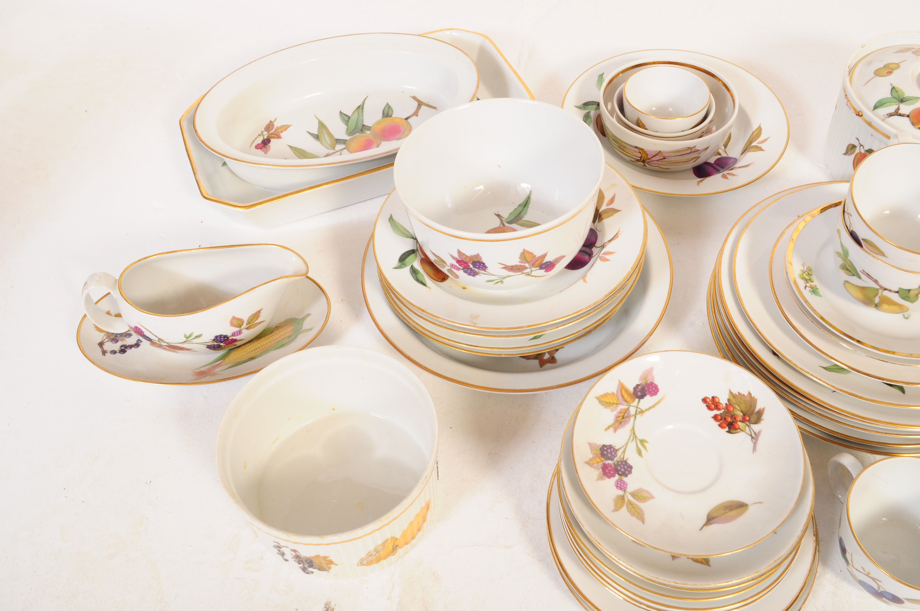 EXTENSIVE ROYAL WORCESTER EVESHAM GOLD DINNER SERVICE - Image 4 of 13