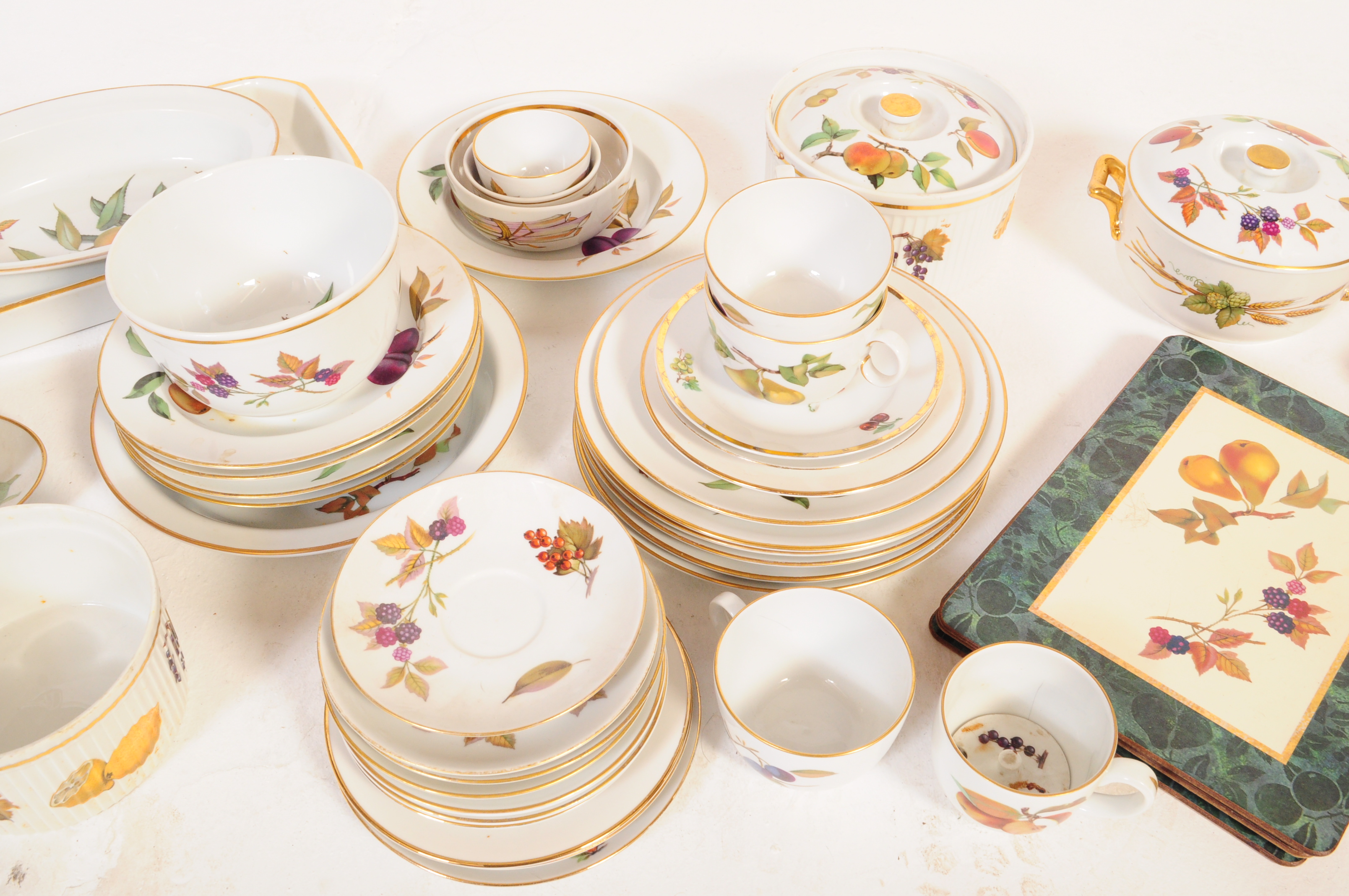 EXTENSIVE ROYAL WORCESTER EVESHAM GOLD DINNER SERVICE - Image 3 of 13