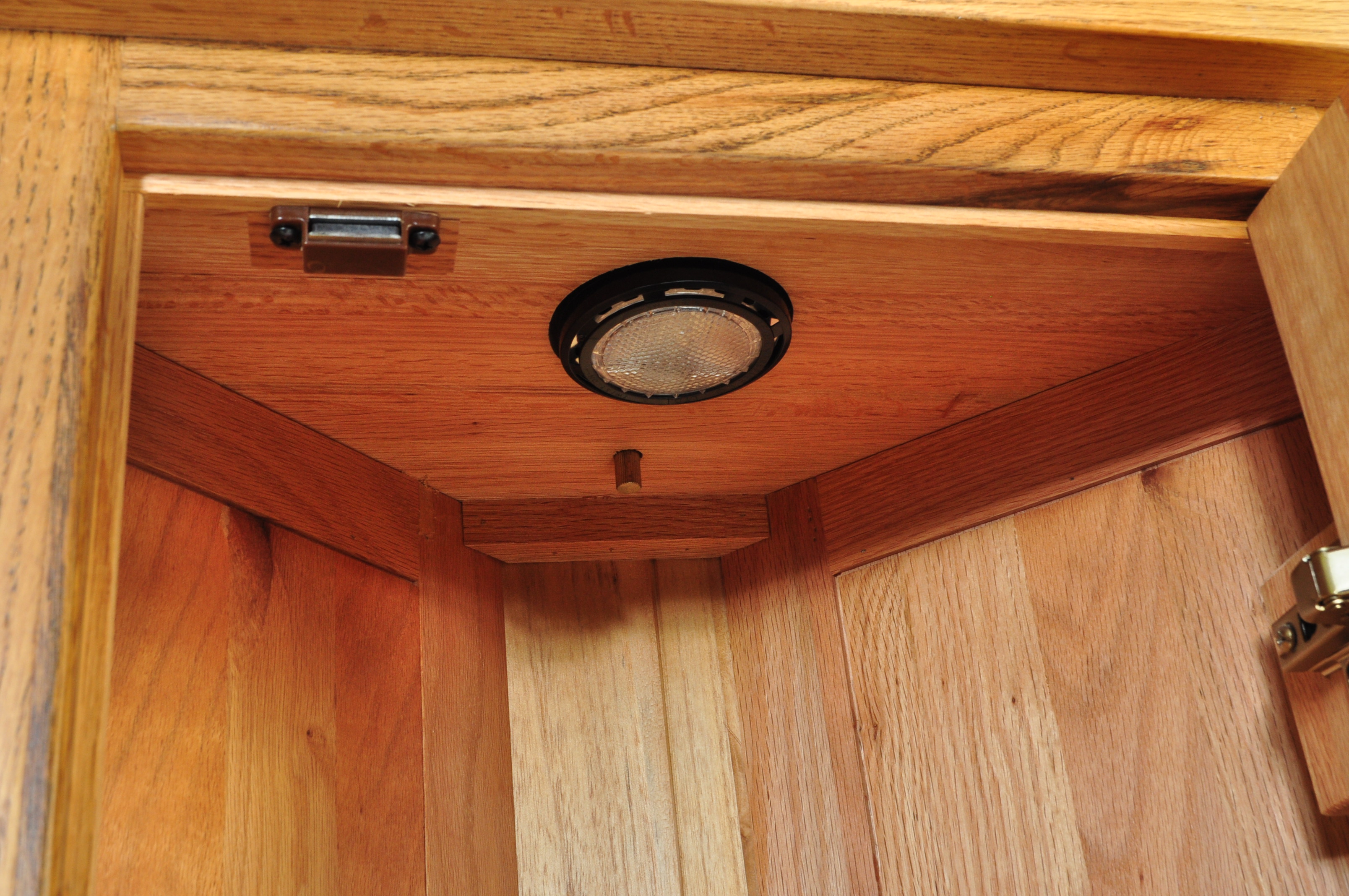 CONTEMPORARY SOLID OAK CORNER CABINET - Image 3 of 5