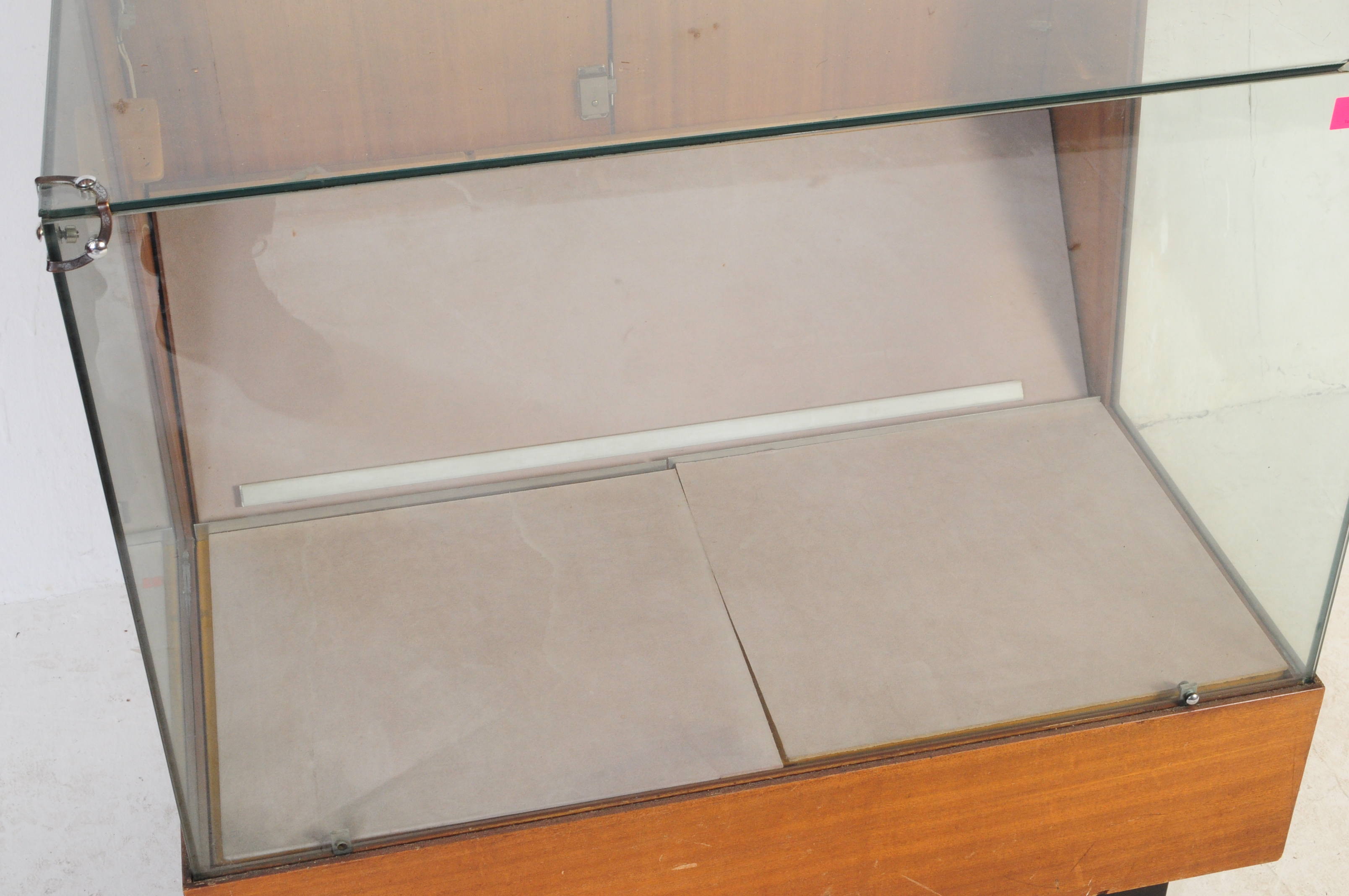 20TH CENTURY JAPANESE MARUMAN SHOP DISPLAY CABINET - Image 4 of 6