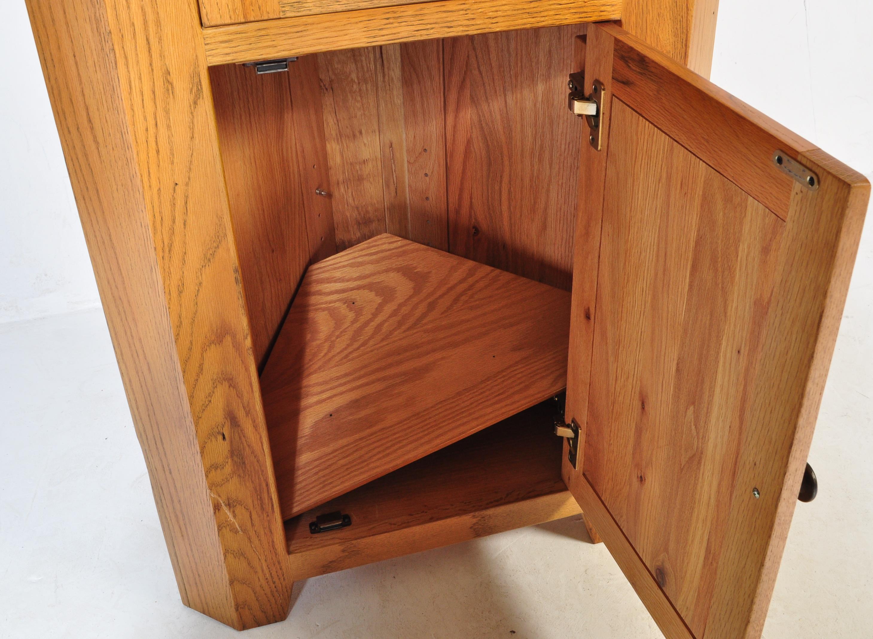 CONTEMPORARY SOLID OAK CORNER CABINET - Image 4 of 5