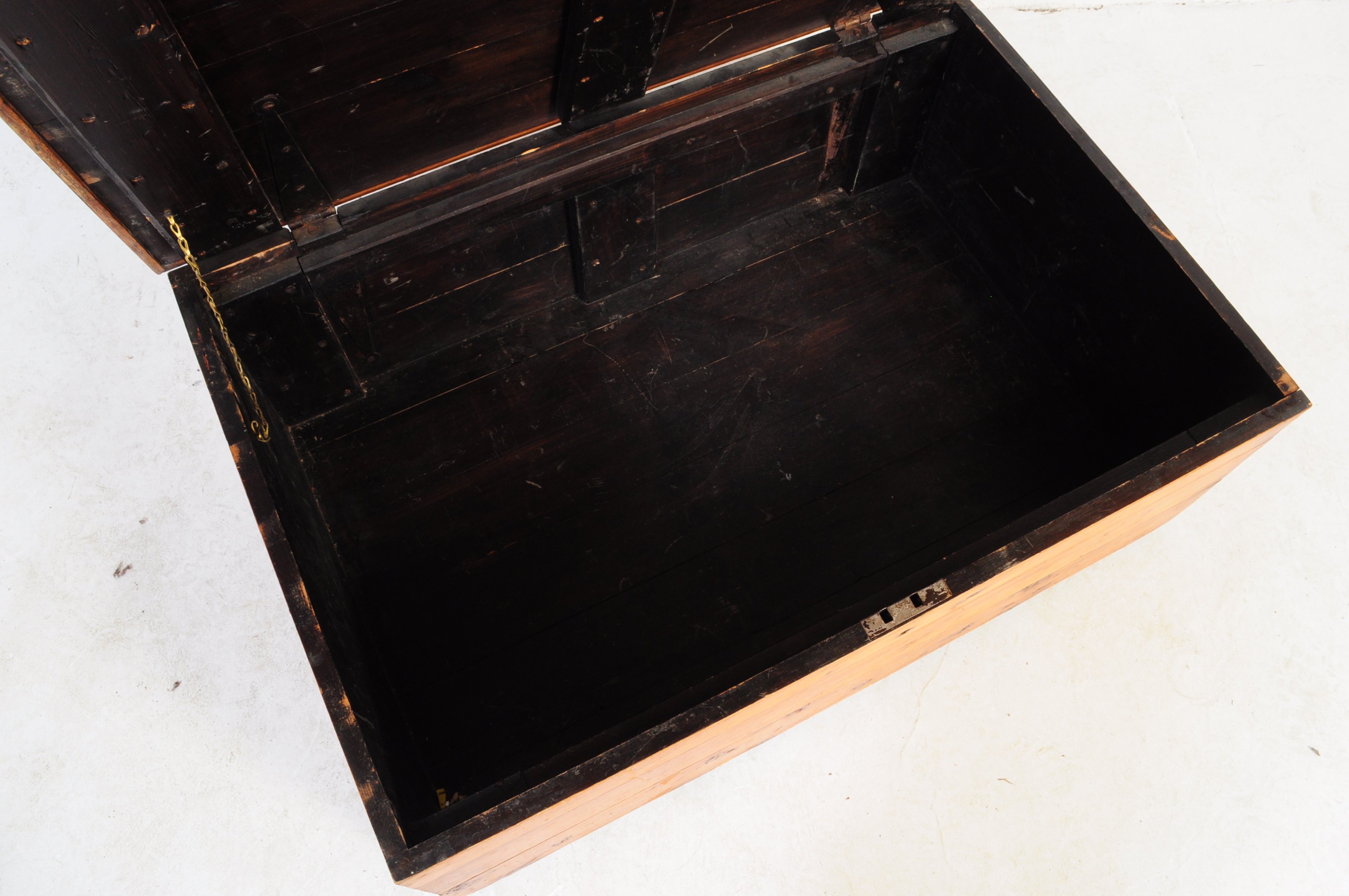 LARGE EARLY 20TH CENTURY PINE CHEST / COFFEE TABLE - Image 2 of 3