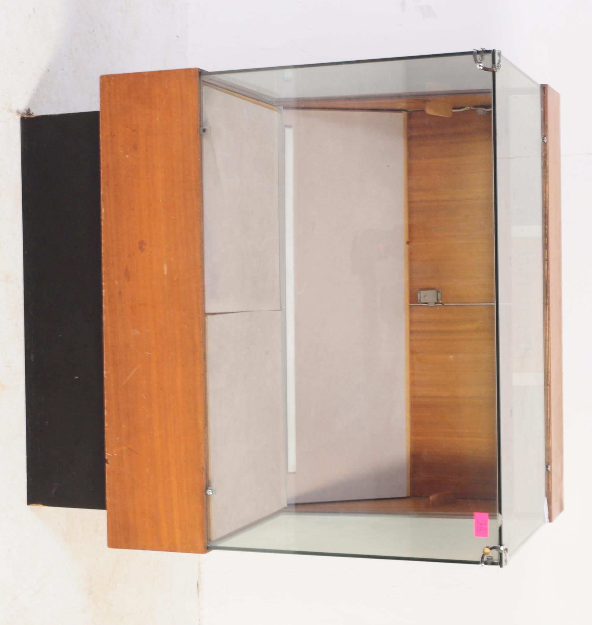 20TH CENTURY JAPANESE MARUMAN SHOP DISPLAY CABINET - Image 2 of 6