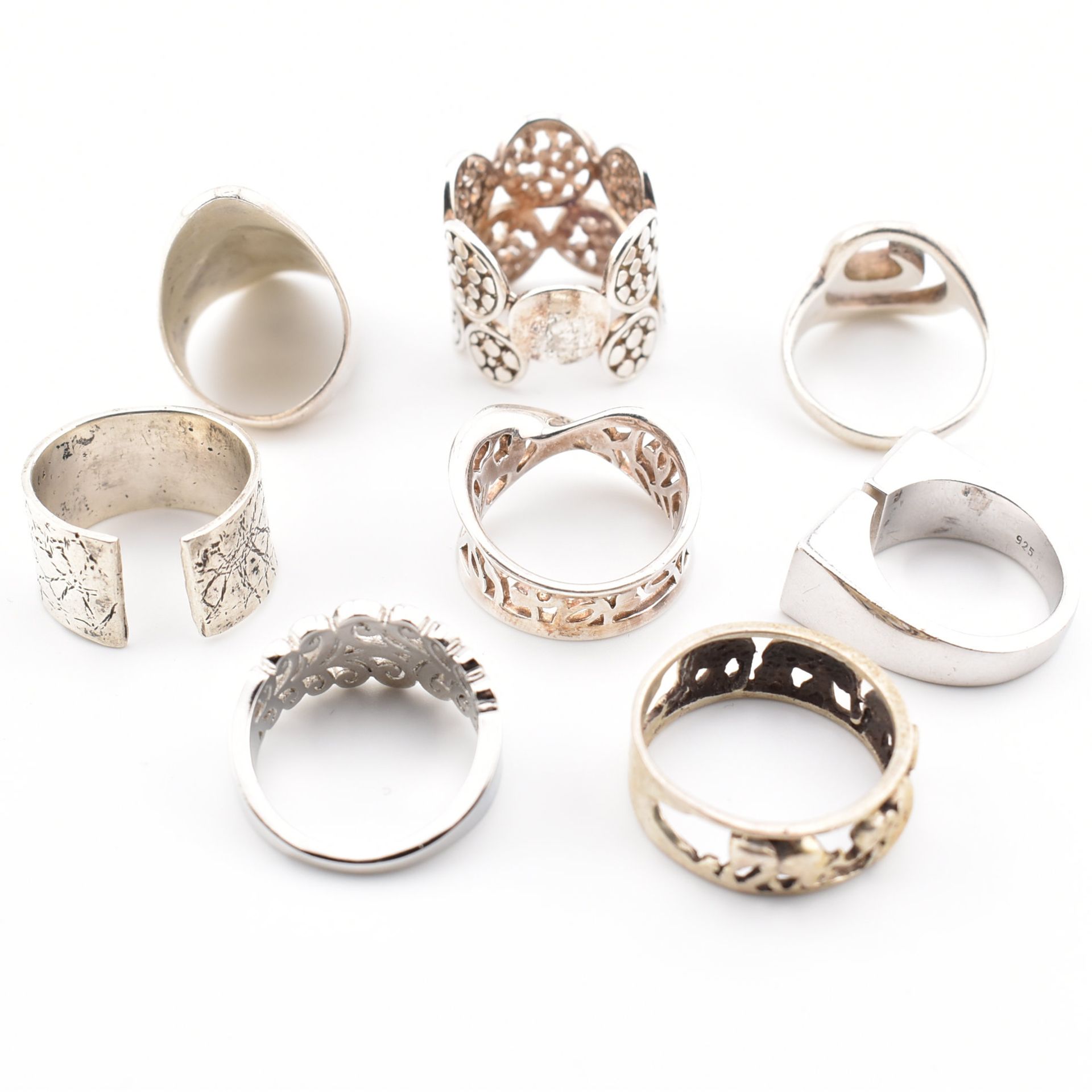 COLLECTION OF ASSORTED SILVER RINGS - Bild 6 aus 7