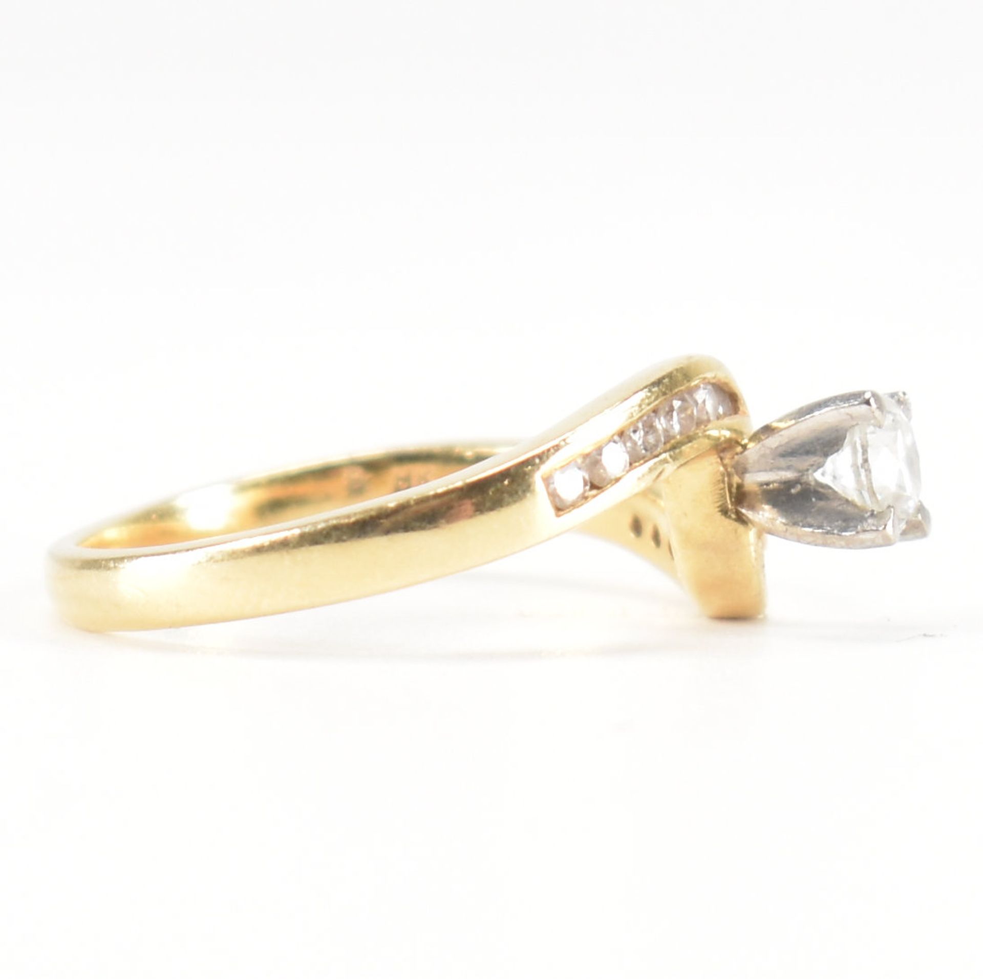 HALLMARKED 18CT GOLD & DIAMOND CROSSOVER RING - Image 5 of 10