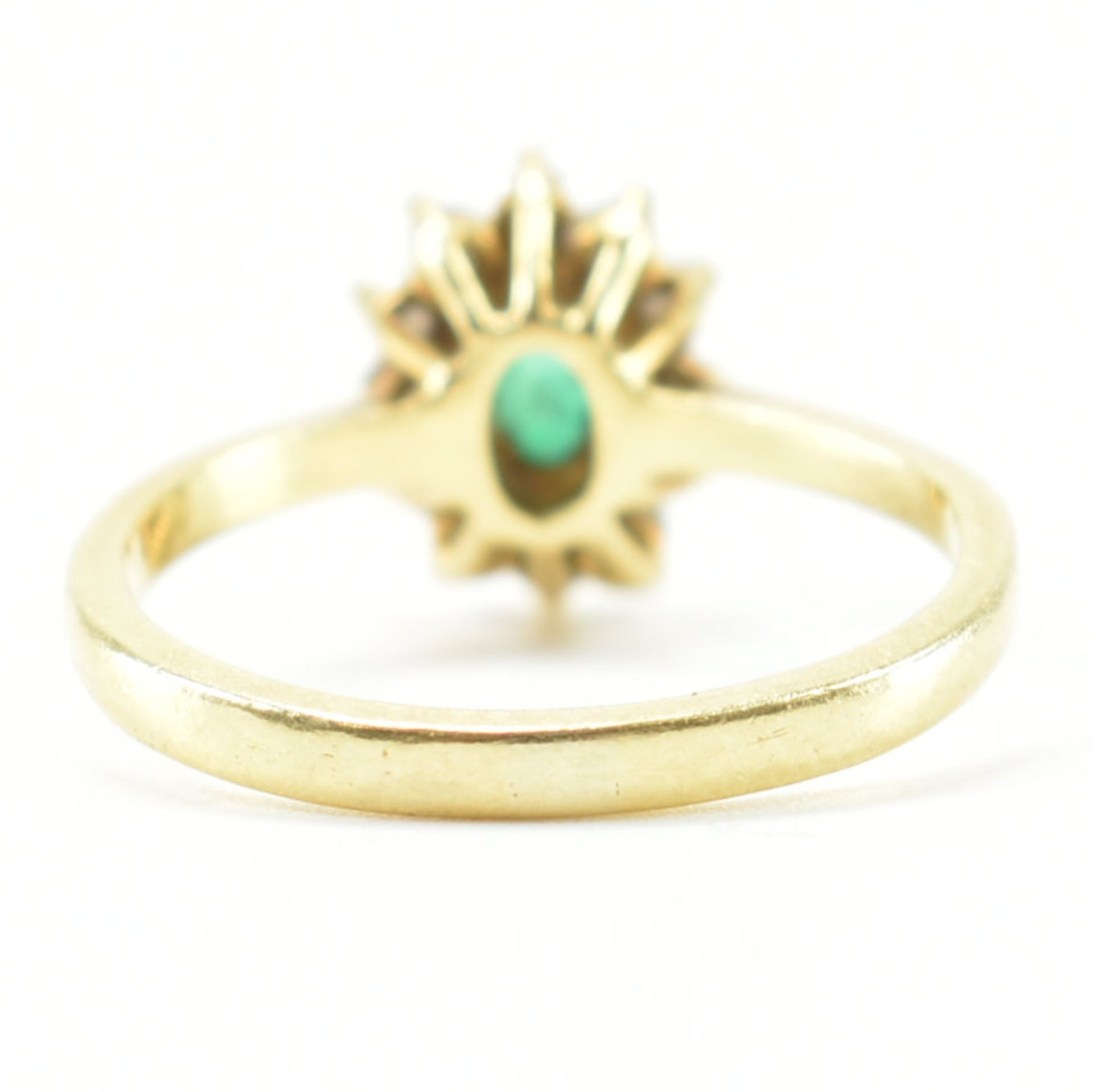 18CT GOLD EMERALD & DIAMOND HALO RING - Bild 3 aus 9