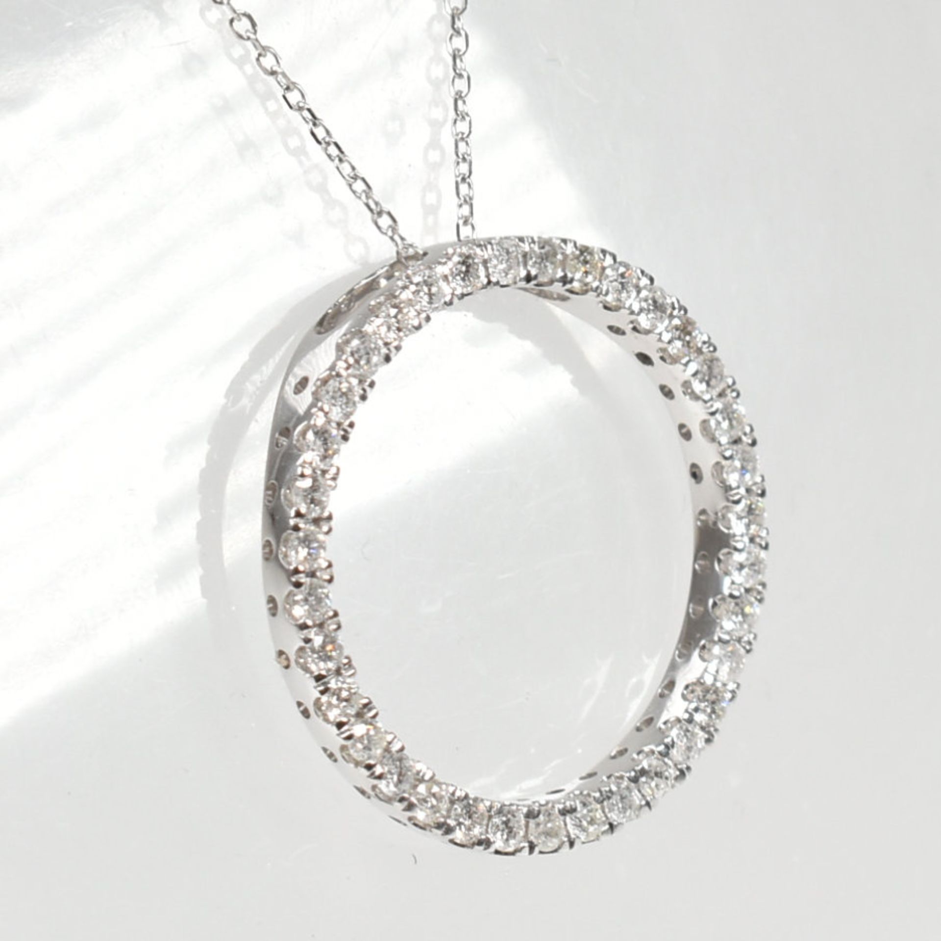 HALLMARKED 18CT WHITE GOLD & DIAMOND PENDANT NECKLACE - Image 4 of 8