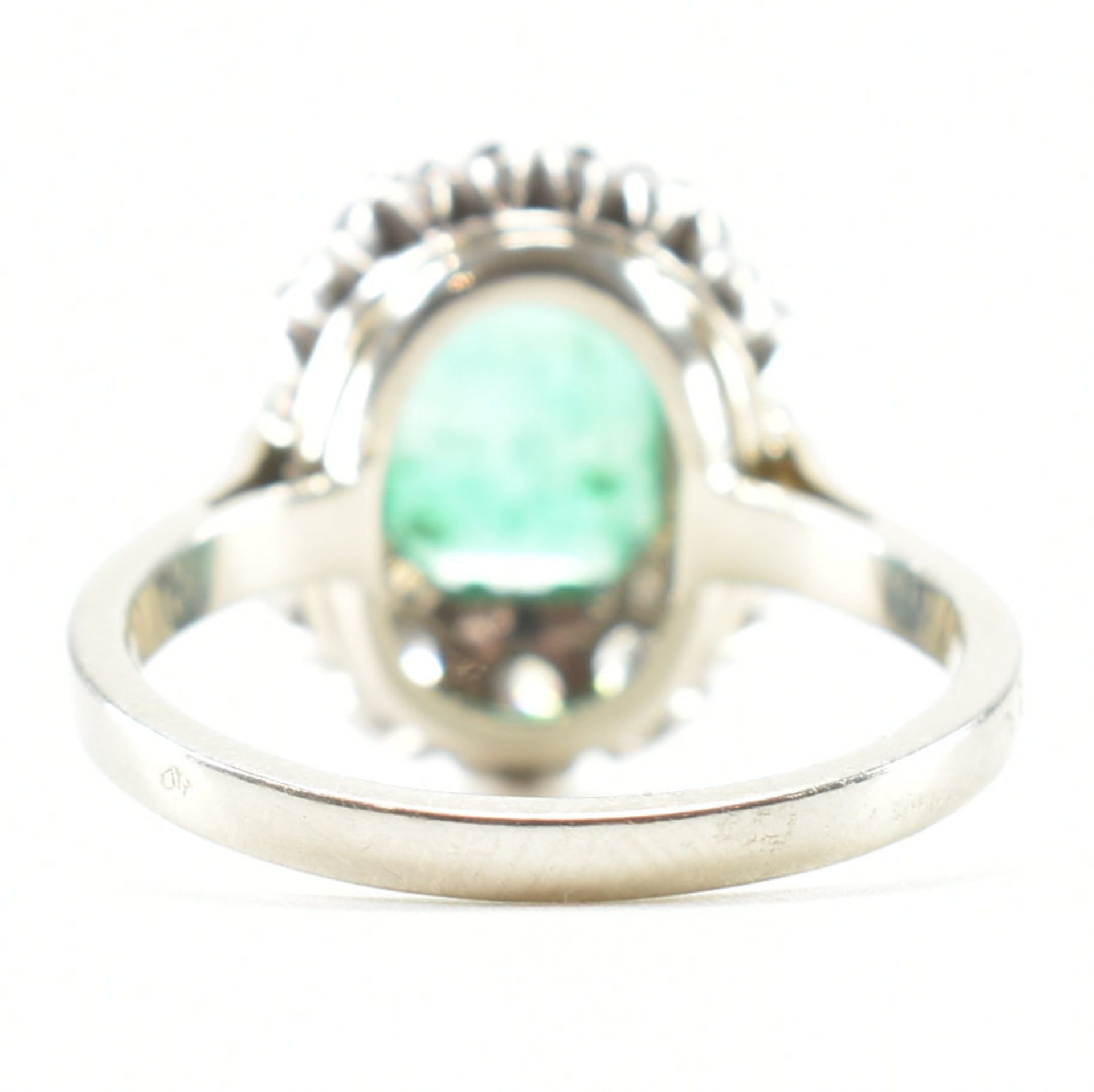 18CT GOLD PLATINUM EMERALD & DIAMOND CLUSTER RING - Image 4 of 10