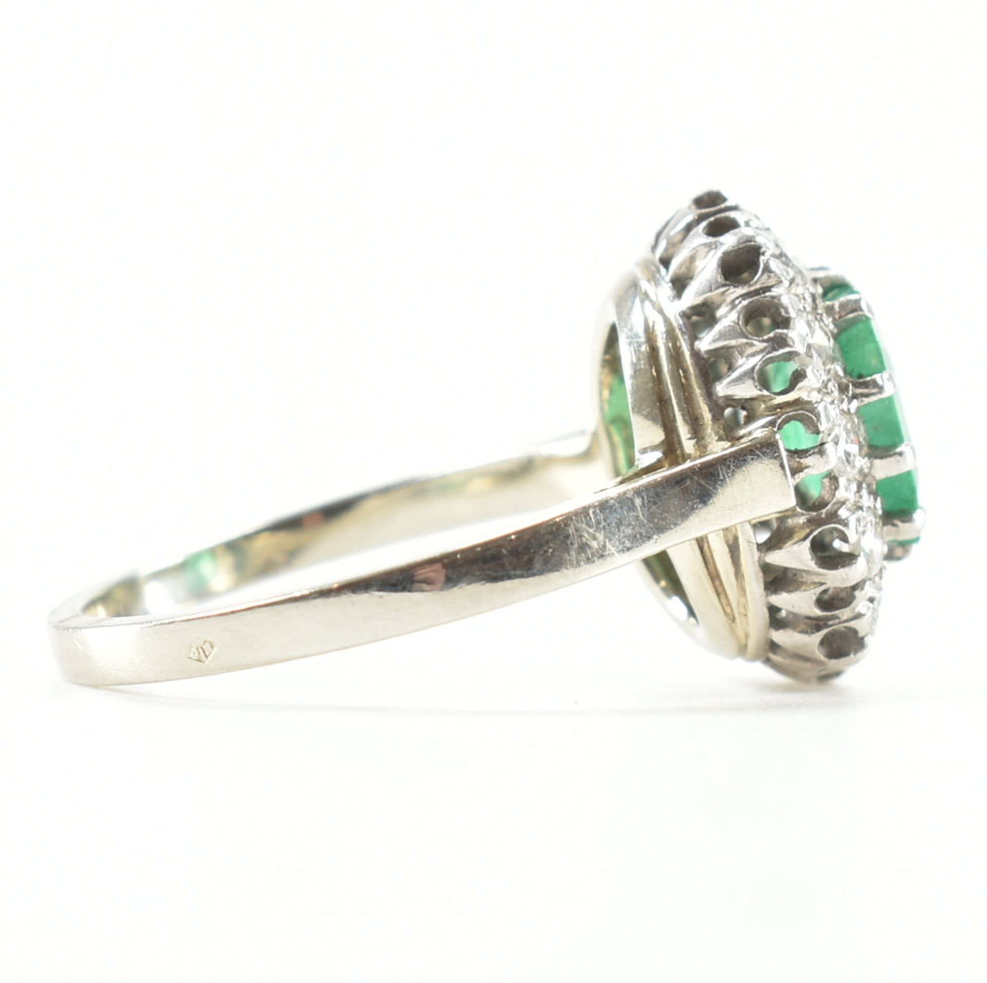 18CT GOLD PLATINUM EMERALD & DIAMOND CLUSTER RING - Image 9 of 10