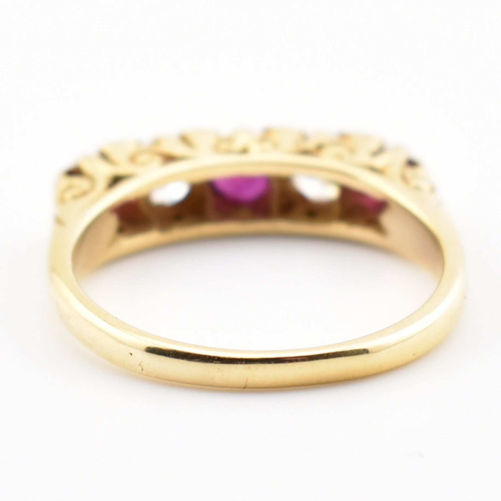 18CT GOLD RUBY & DIAMOND FIVE STONE RING - Bild 7 aus 7