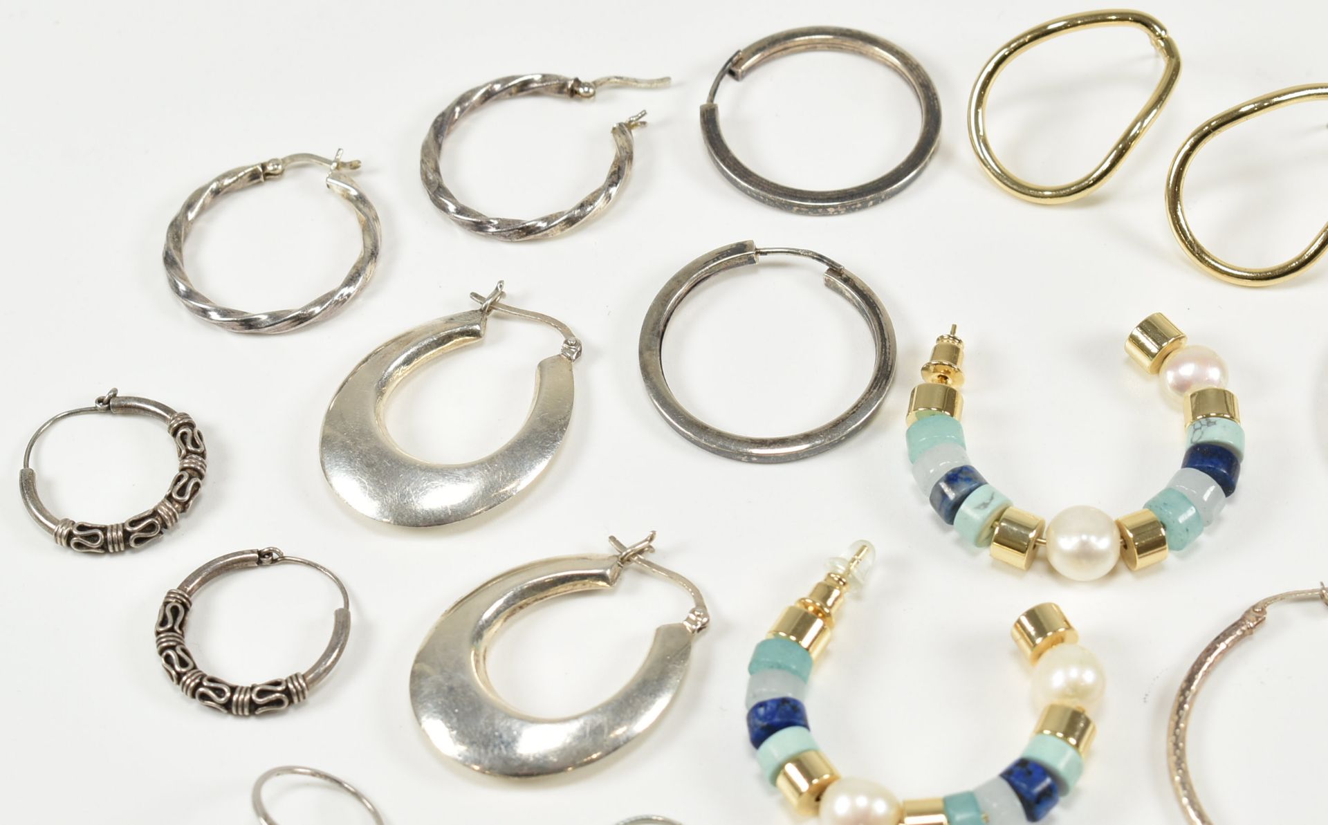 COLLECTION OF ASSORTED SILVER HOOP EARRINGS - Bild 3 aus 6