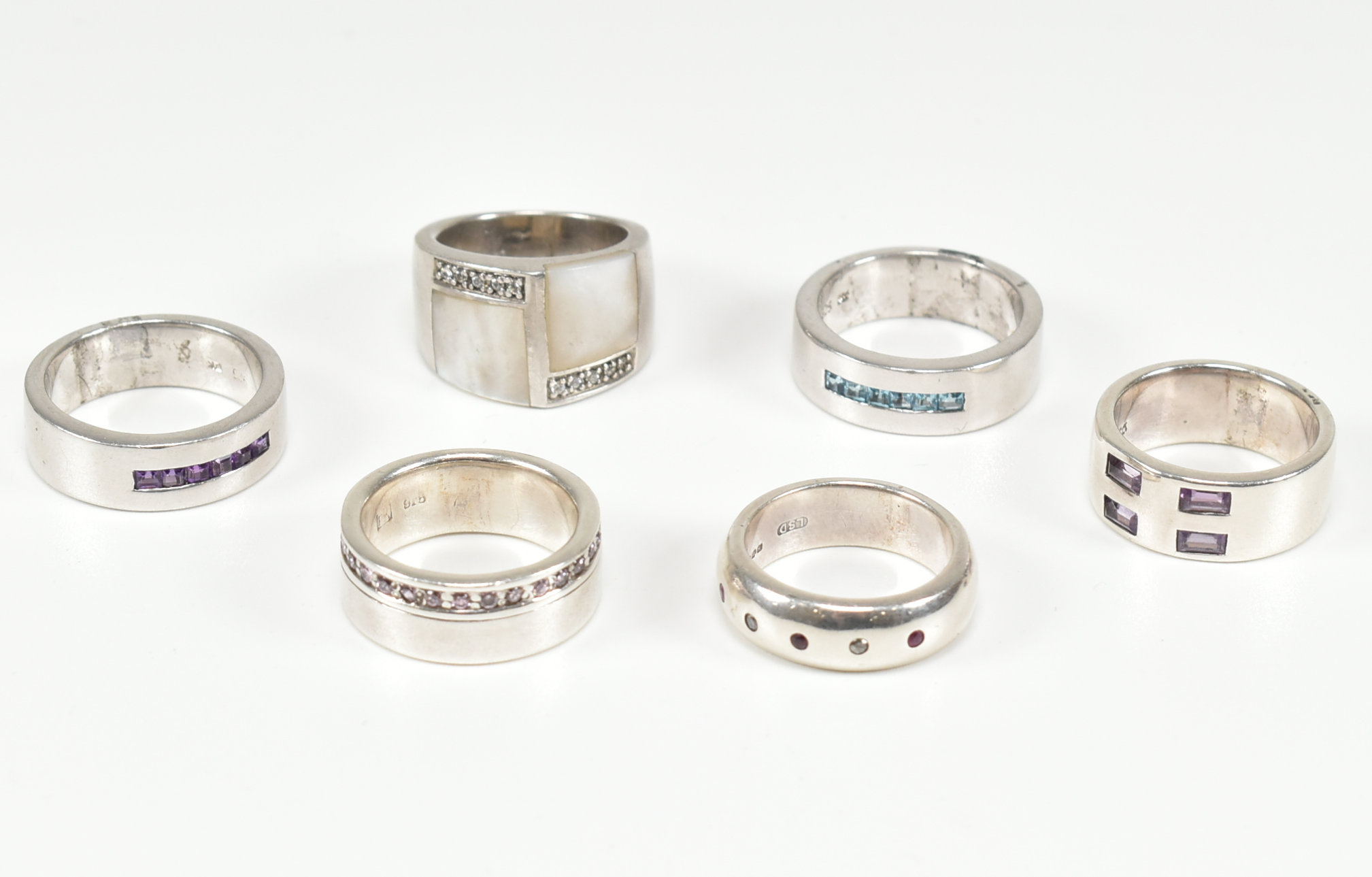 COLLECTION OF ASSORTED SILVER STONE SET RINGS - Image 3 of 4