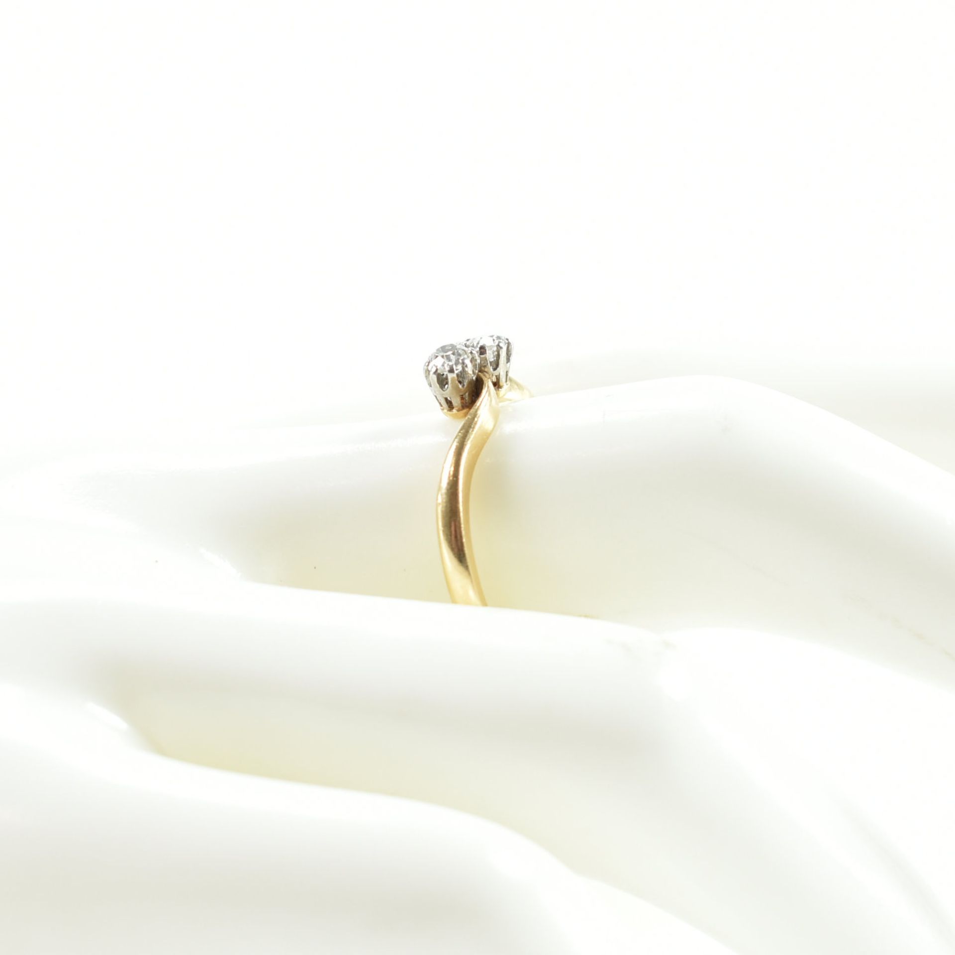 18CT GOLD & PLATINUM CROSSOVER DIAMOND RING - Image 8 of 8