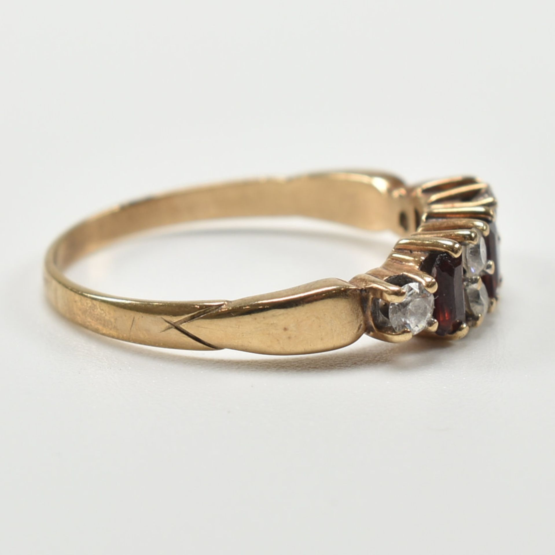 HALLMARKED 9CT GOLD GARNET & WHITE STONE RING - Image 2 of 6