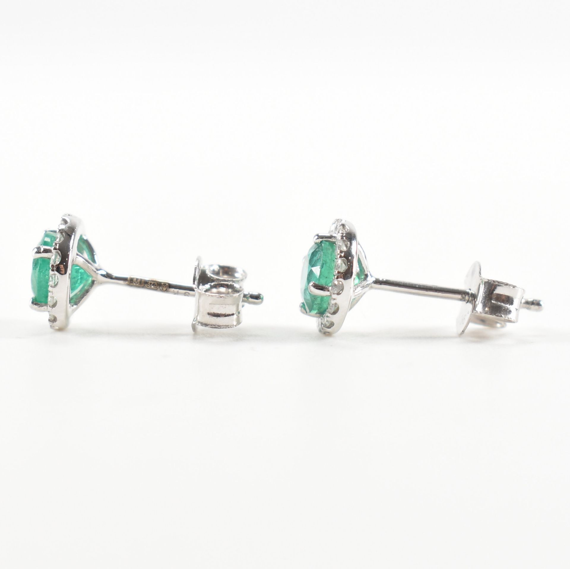 PAIR OF EMERALD & DIAMOND STUD EARRINGS - Bild 3 aus 11