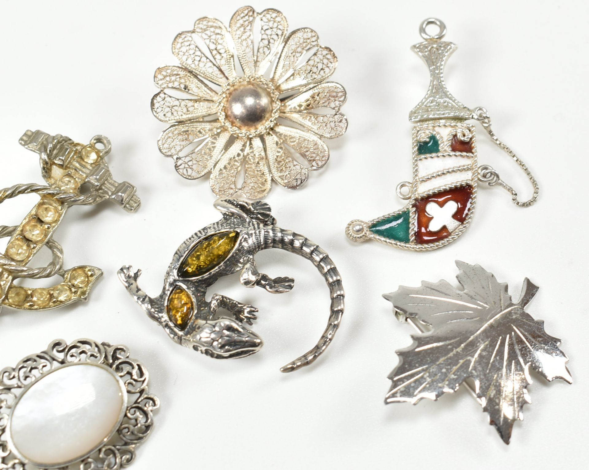 COLLECTION OF ASSORTED SILVER & WHITE METAL BROOCH PINS - Image 3 of 5