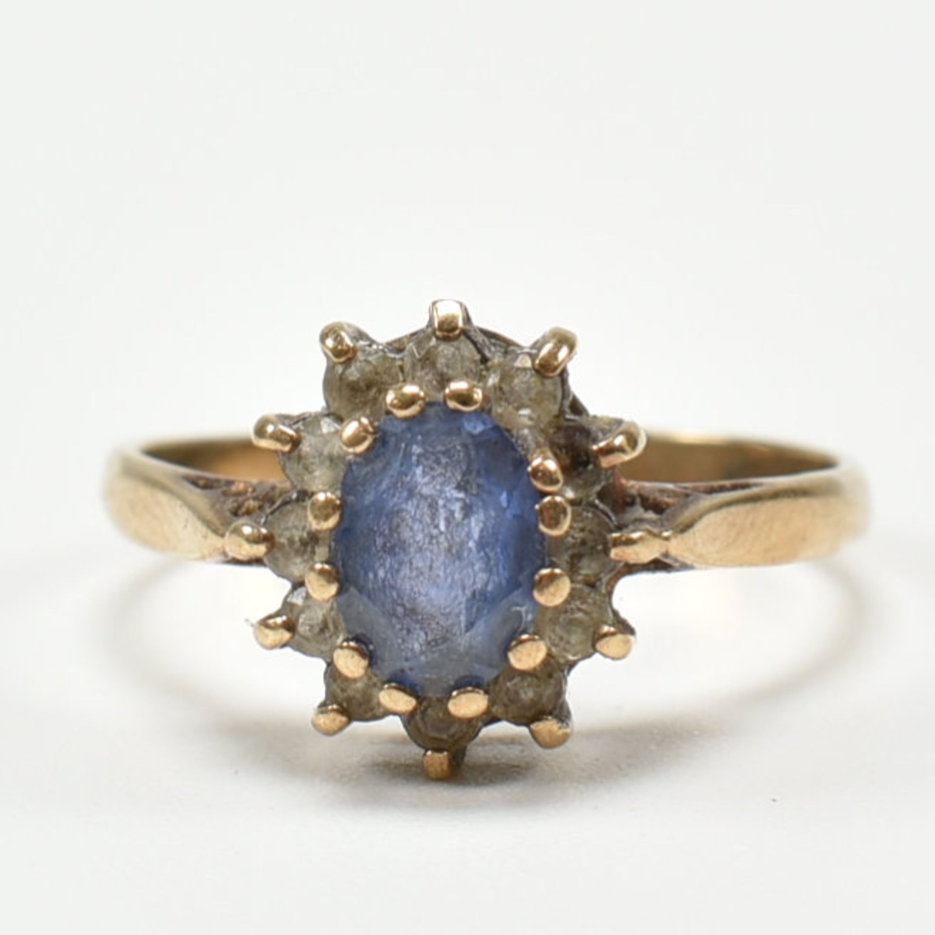 HALLMARKED 9CT GOLD & SYNTHETIC SAPPHIRE HALO RING - Image 2 of 7