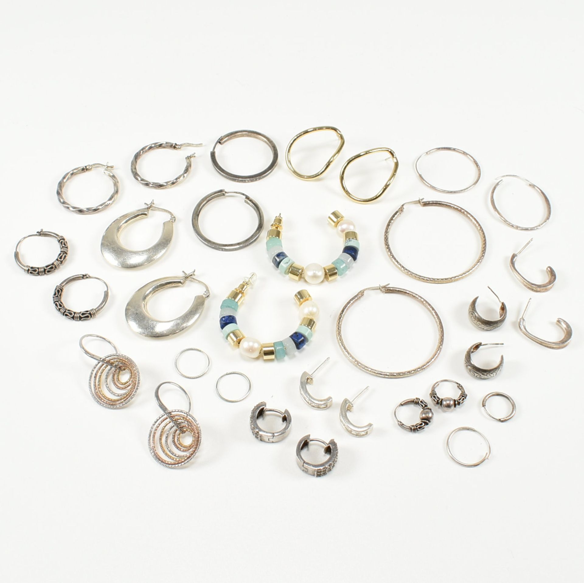 COLLECTION OF ASSORTED SILVER HOOP EARRINGS - Bild 2 aus 6