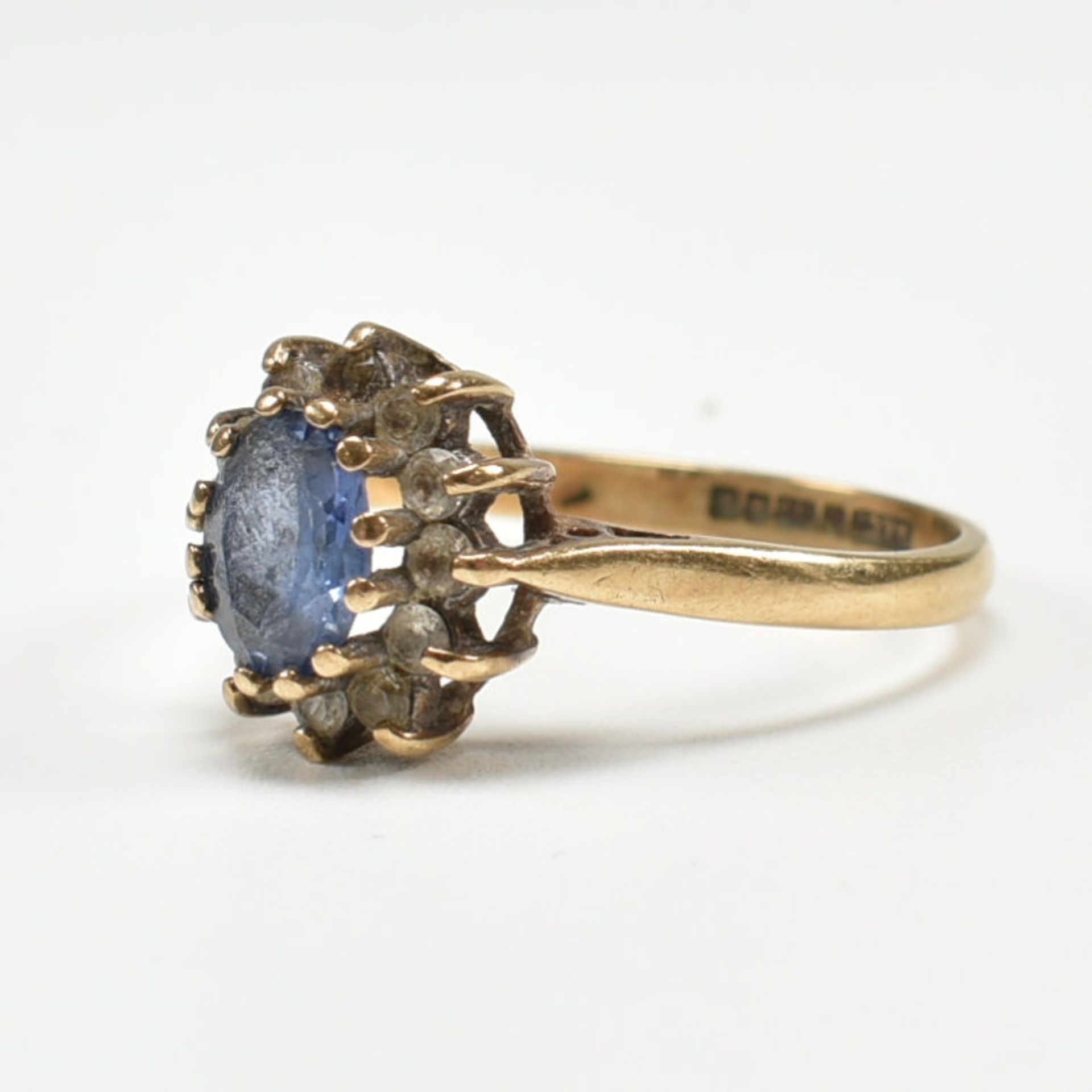 HALLMARKED 9CT GOLD & SYNTHETIC SAPPHIRE HALO RING - Image 5 of 7