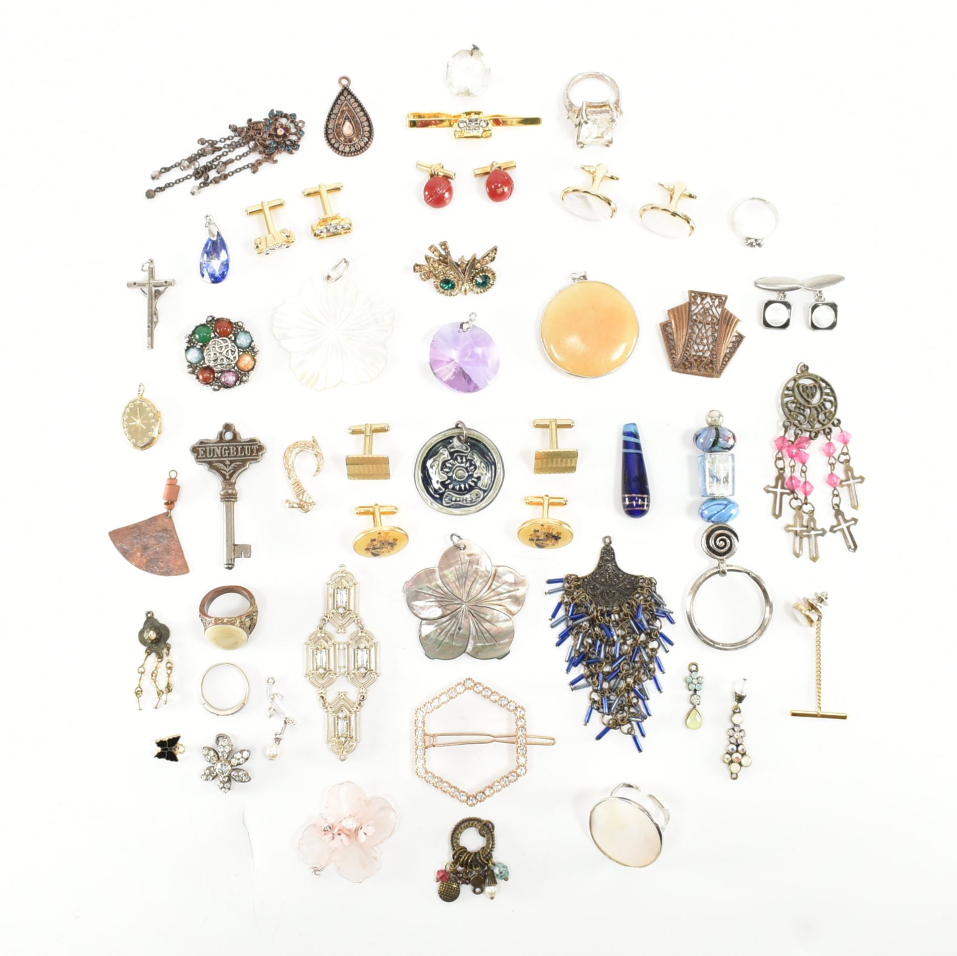 COLLECTION OF ASSORTED COSTUME JEWELLERY