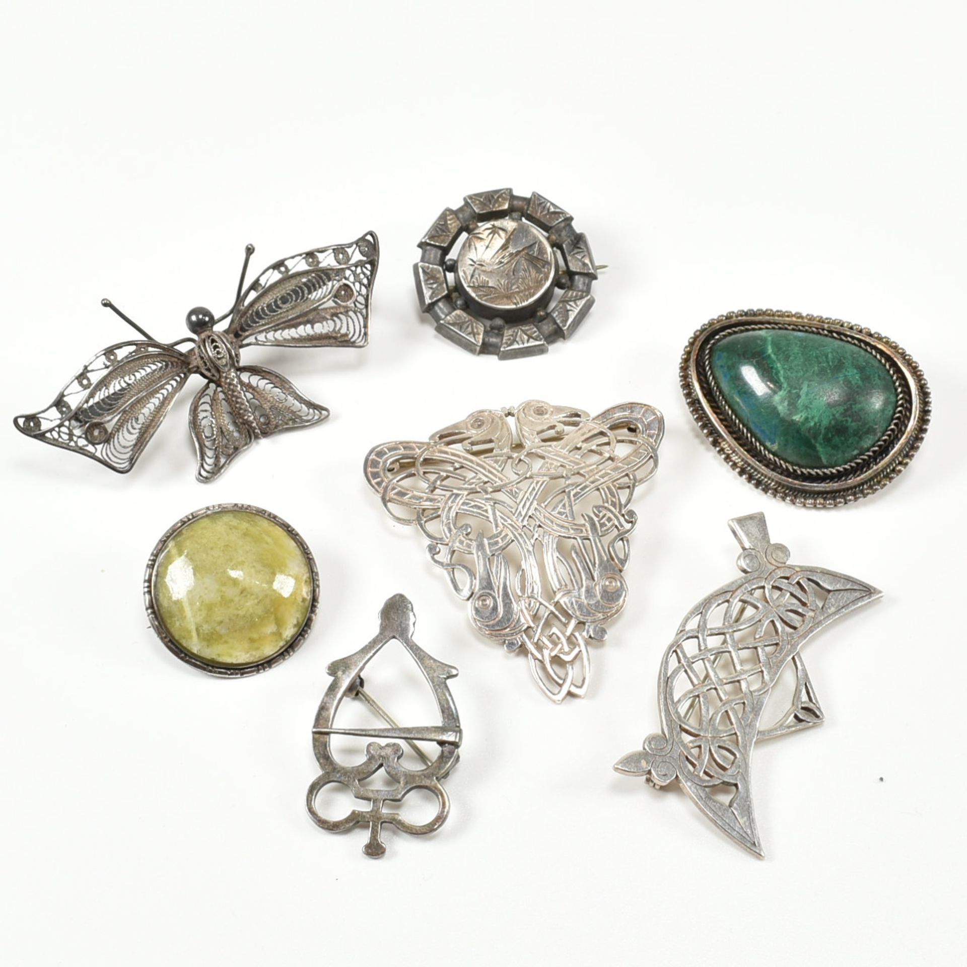 COLLECTION OF ASSORTED ANTIQUE & LATER SILVER BROOCH PINS - Bild 2 aus 6