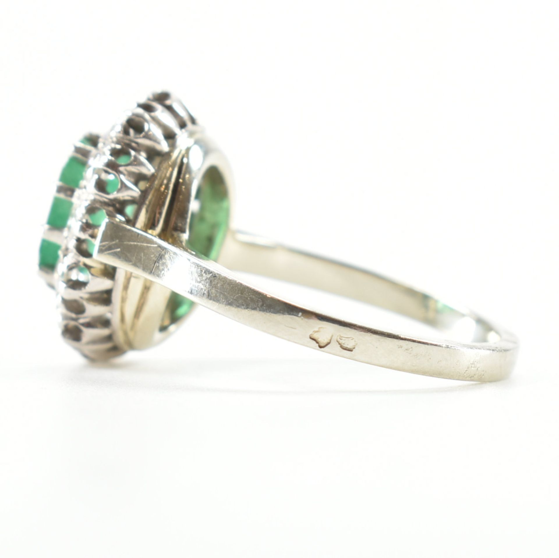 18CT GOLD PLATINUM EMERALD & DIAMOND CLUSTER RING - Image 8 of 10