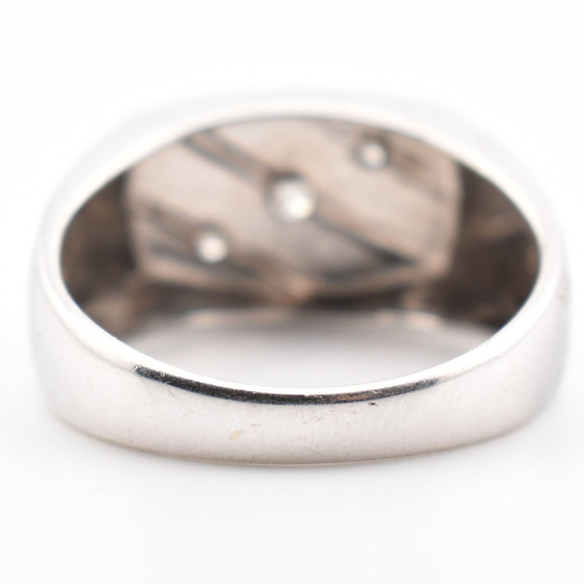 HALLMARKED 9CT WHITE GOLD & DIAMOND SIGNET RING - Image 4 of 7