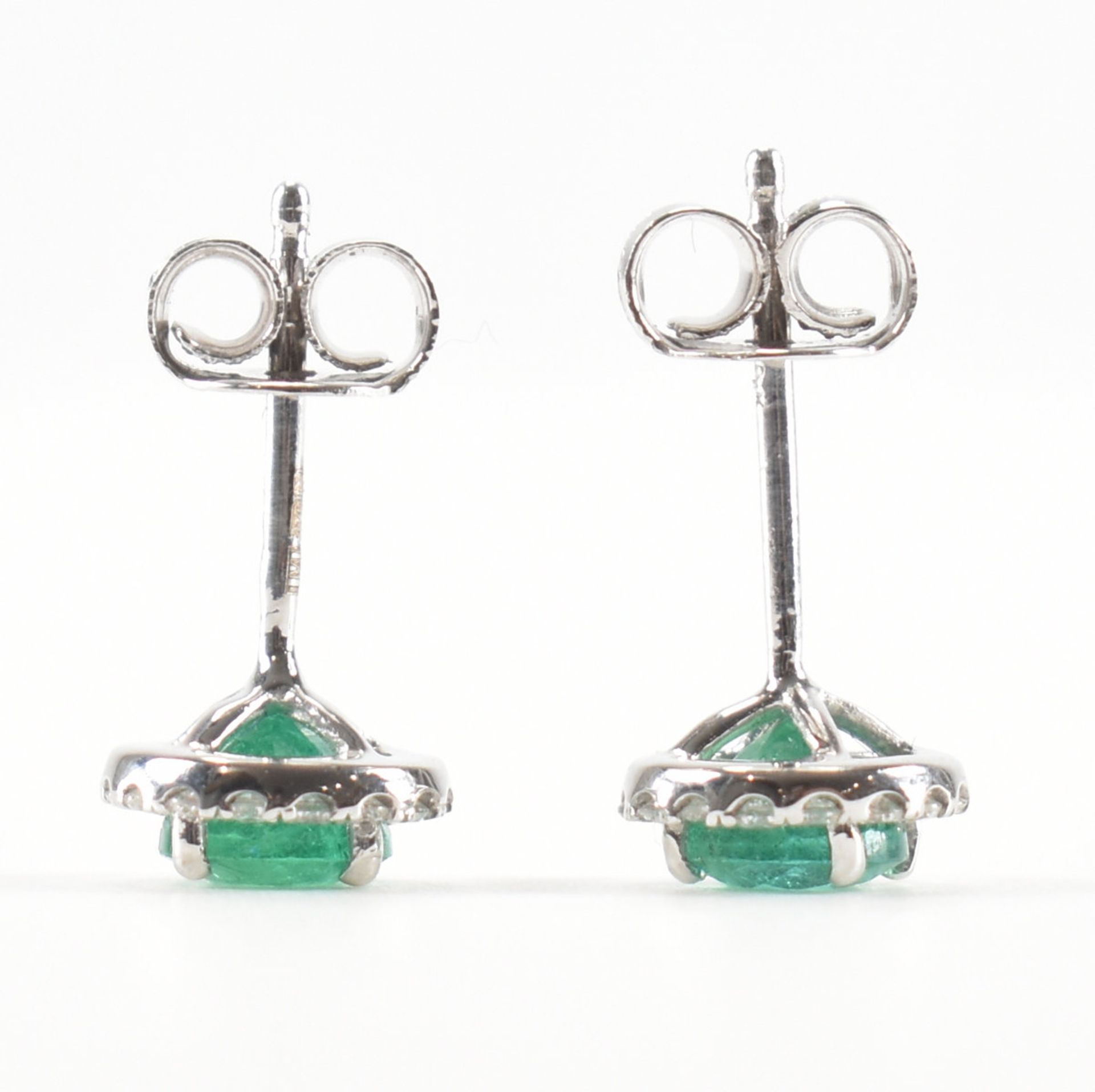 PAIR OF EMERALD & DIAMOND STUD EARRINGS - Bild 9 aus 11