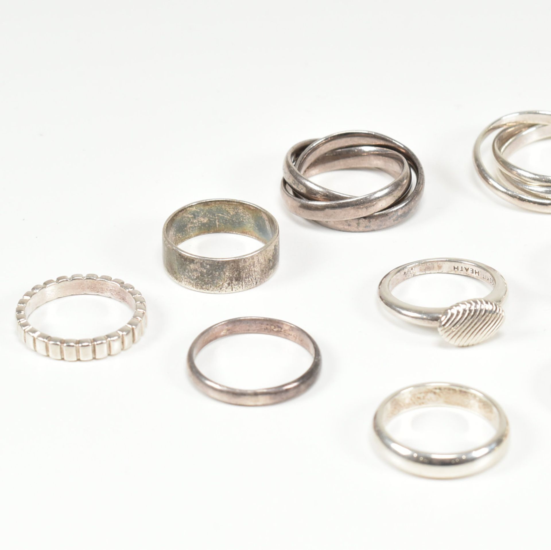 COLLECTION OF ASSORTED SILVER BAND RINGS - Bild 2 aus 4