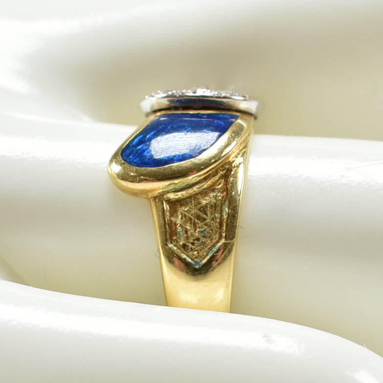 HALLMARKED 18CT GOLD DIAMOND & ENAMEL BUCKLE RING - Image 2 of 7