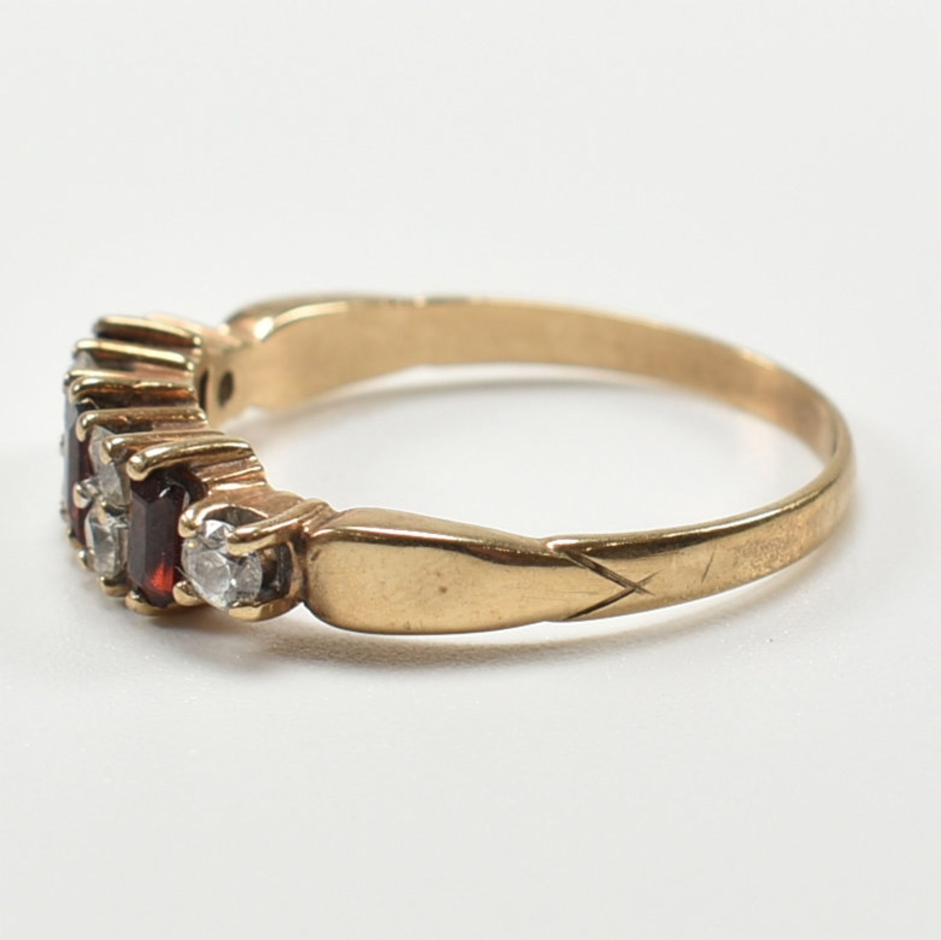 HALLMARKED 9CT GOLD GARNET & WHITE STONE RING - Image 3 of 6