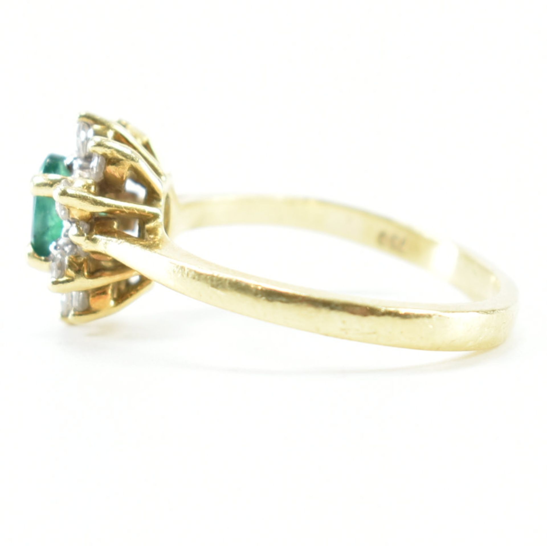 18CT GOLD EMERALD & DIAMOND HALO RING - Bild 2 aus 9