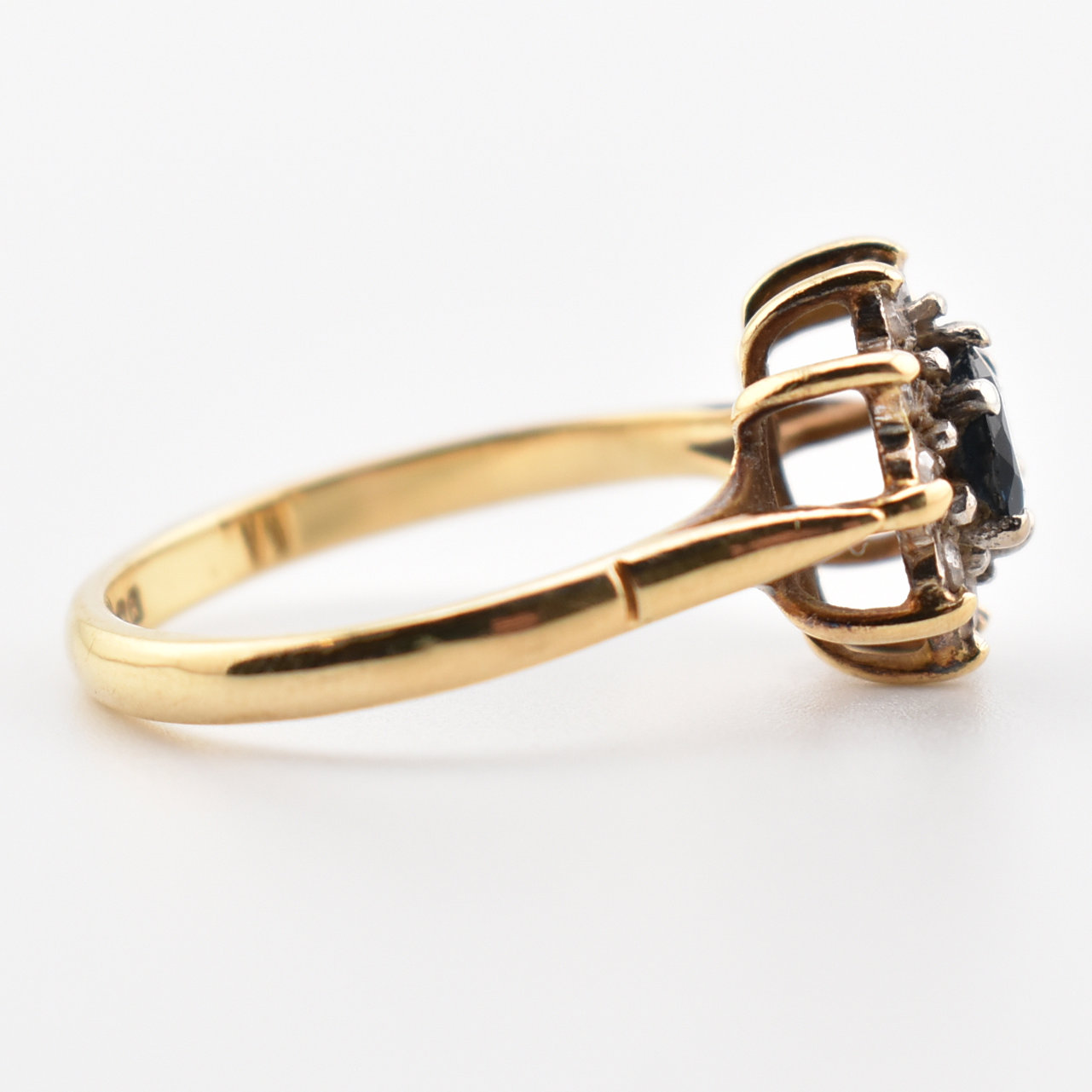 HALLMARKED 18CT GOLD SAPPHIRE & DIAMOND HALO RING - Image 3 of 7