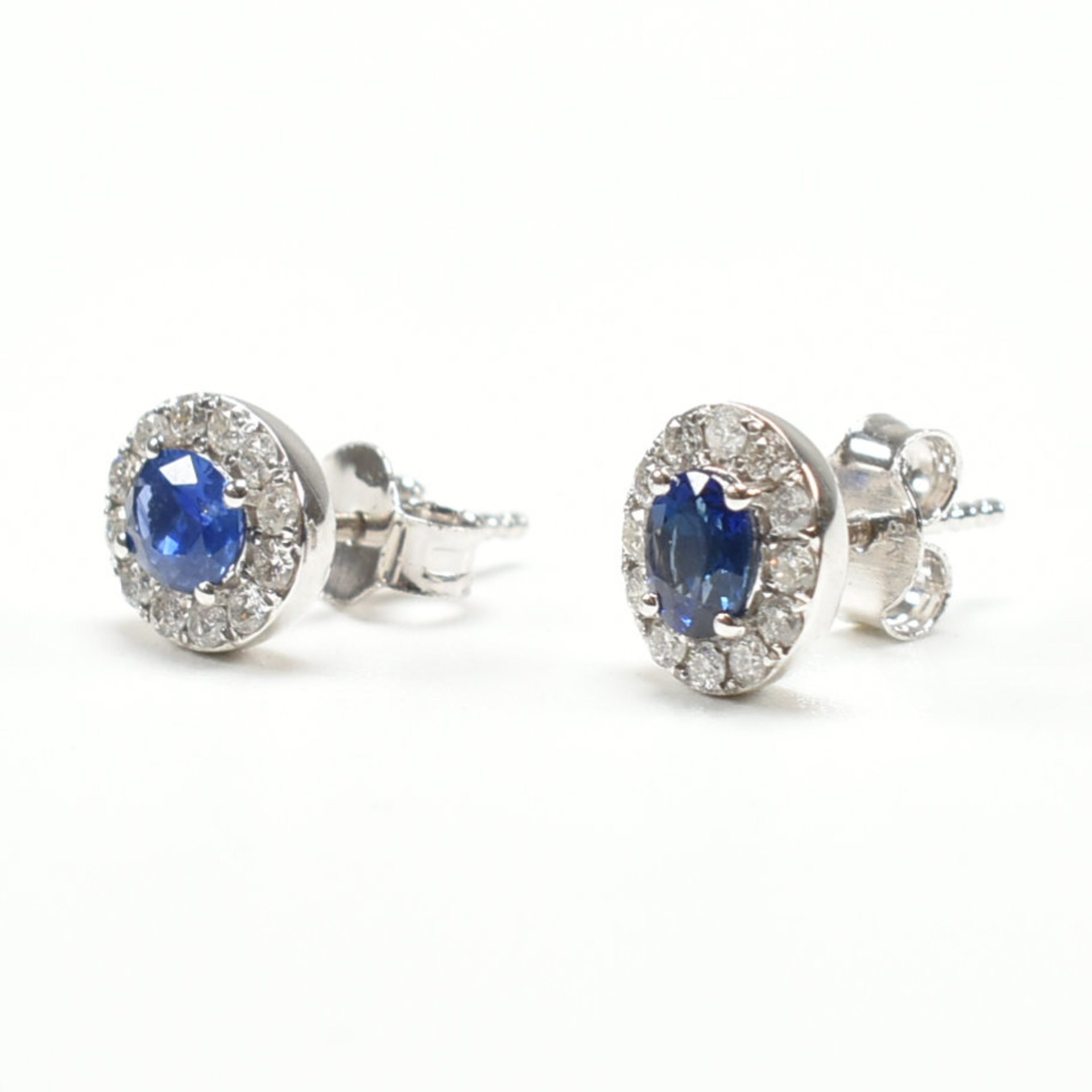 PAIR OF 18CT WHITE GOLD DIAMOND & SAPPHIRE STUD EARRINGS - Bild 4 aus 5