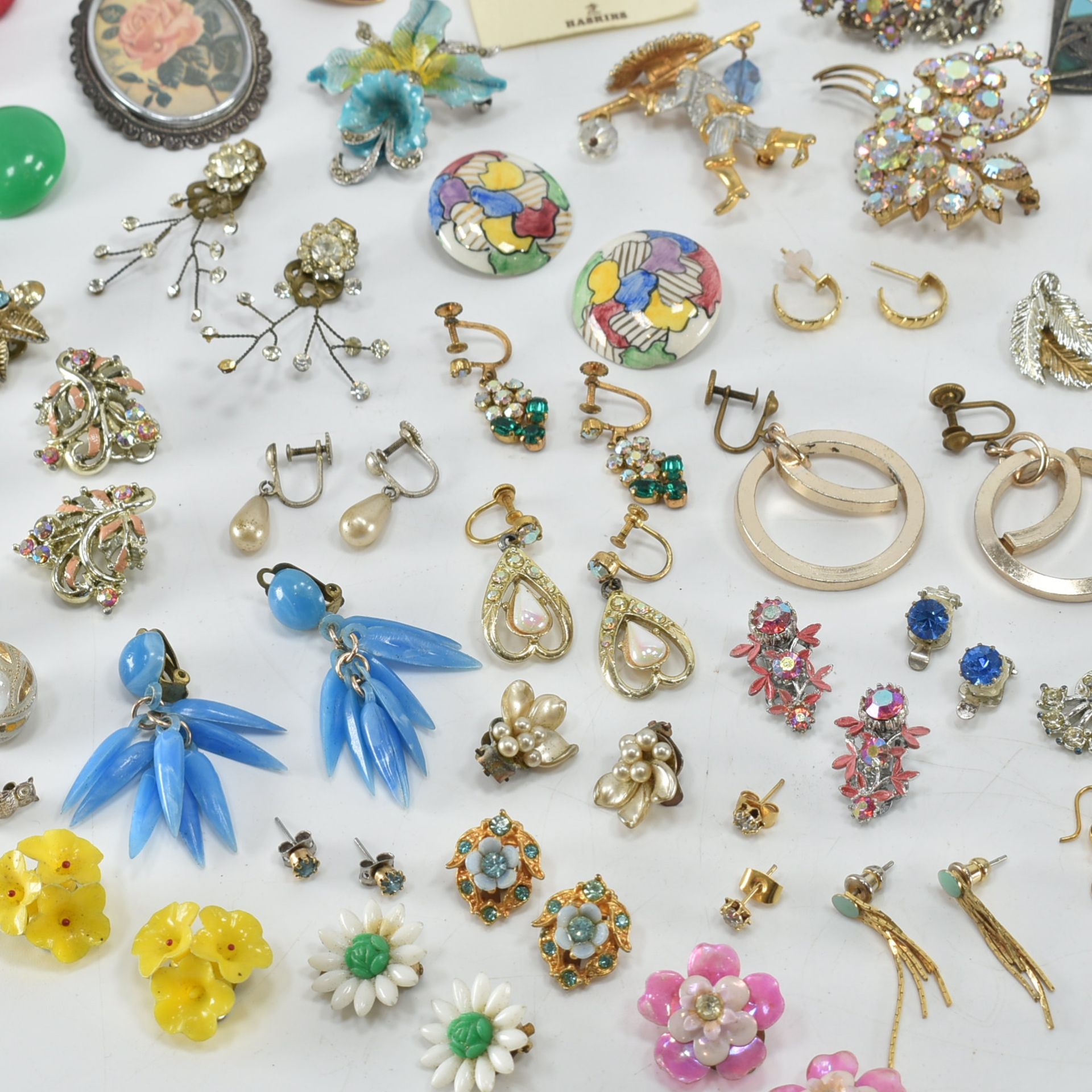 COLLECTION OF ASSORTED VINTAGE & LATER COSTUME JEWELLERY - Bild 5 aus 7