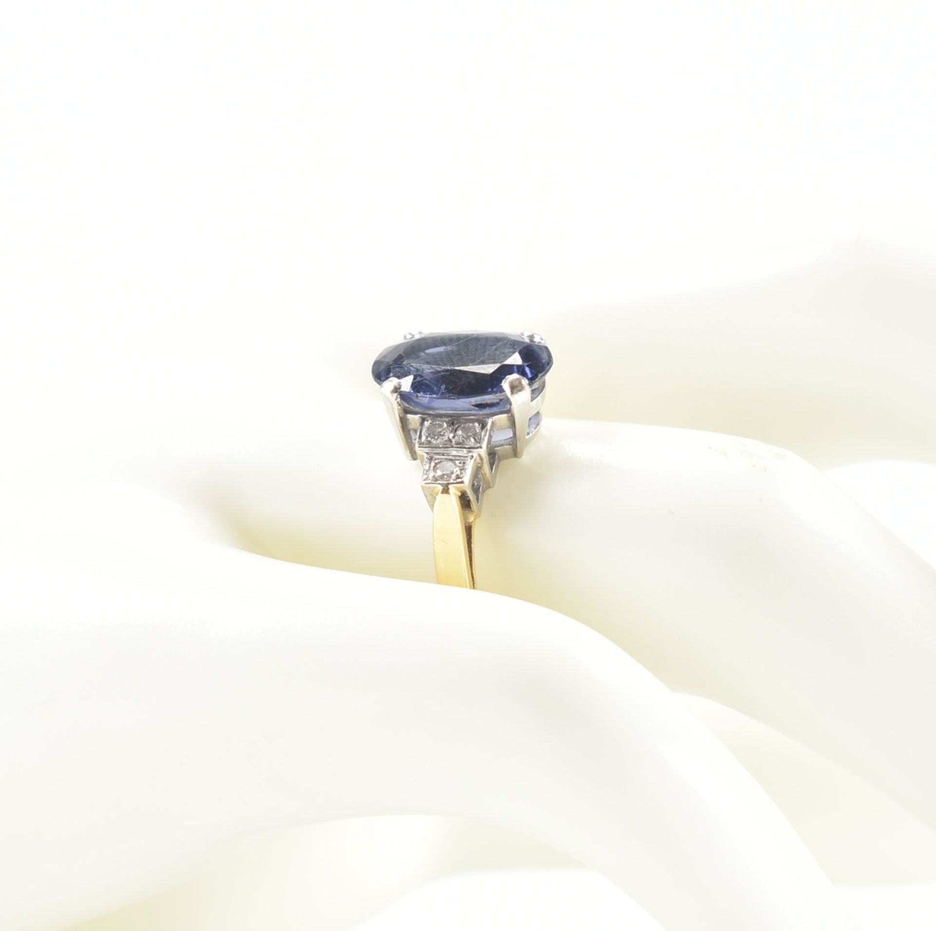 HALLMARKED 18CT GOLD IOLITE & DIAMOND RING - Image 8 of 8