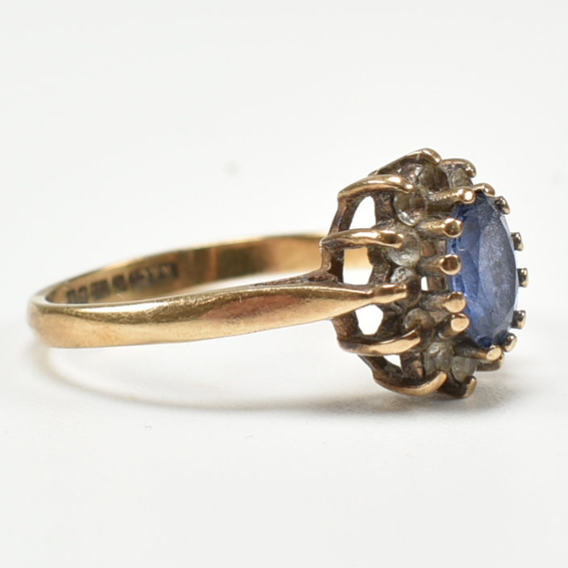 HALLMARKED 9CT GOLD & SYNTHETIC SAPPHIRE HALO RING - Image 6 of 7