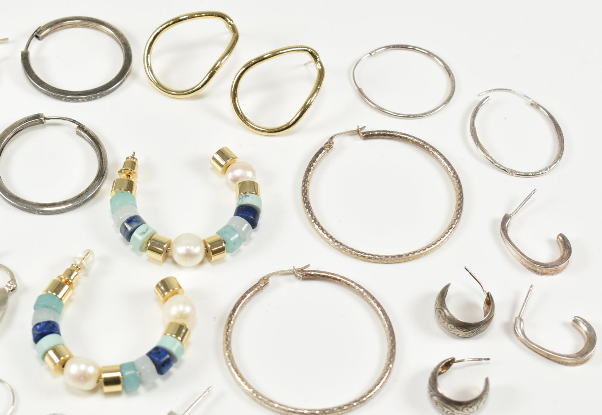 COLLECTION OF ASSORTED SILVER HOOP EARRINGS - Bild 4 aus 6