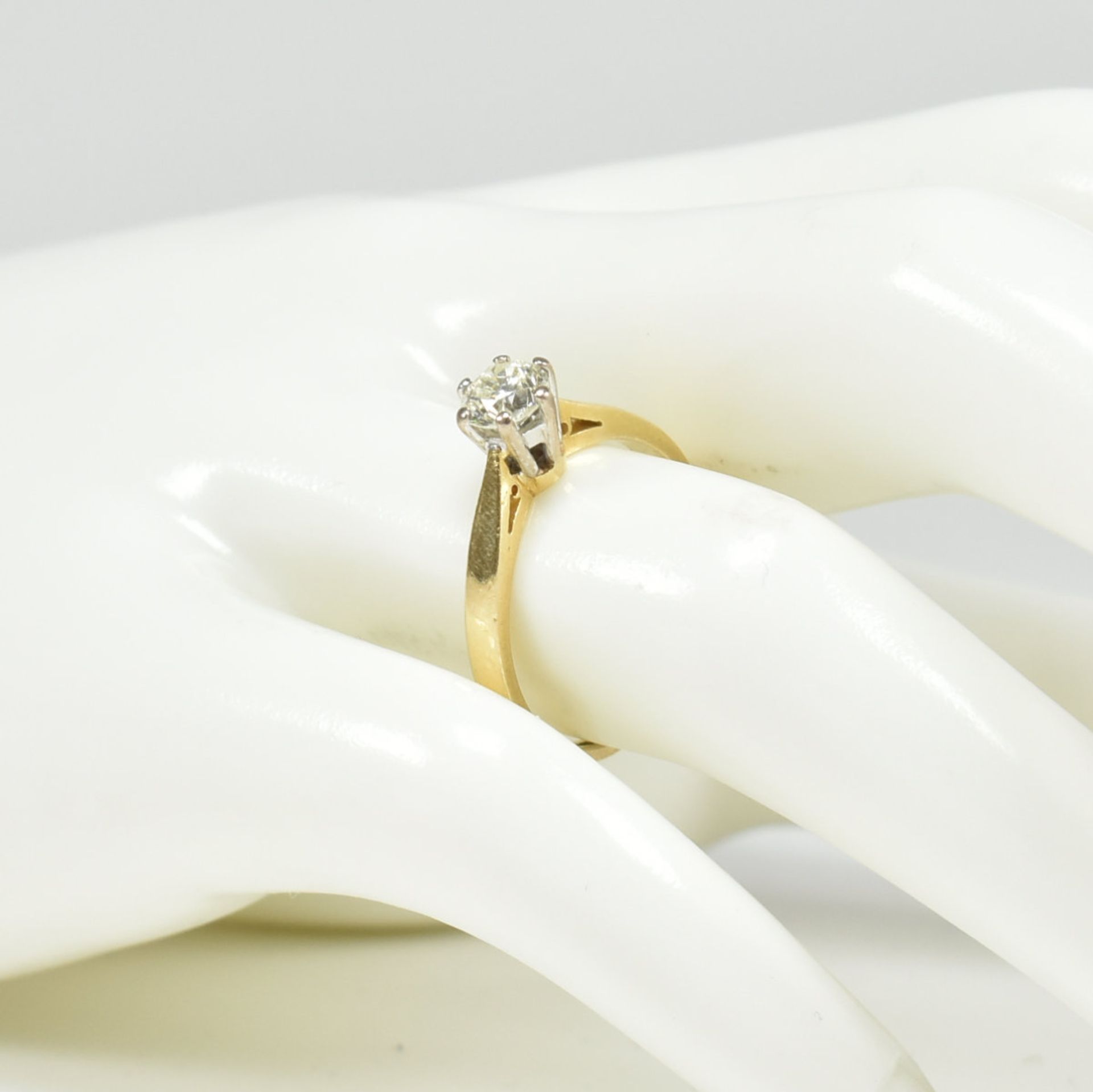 HALLMARKED 18CT GOLD & DIAMOND SOLITAIRE RING - Image 11 of 11