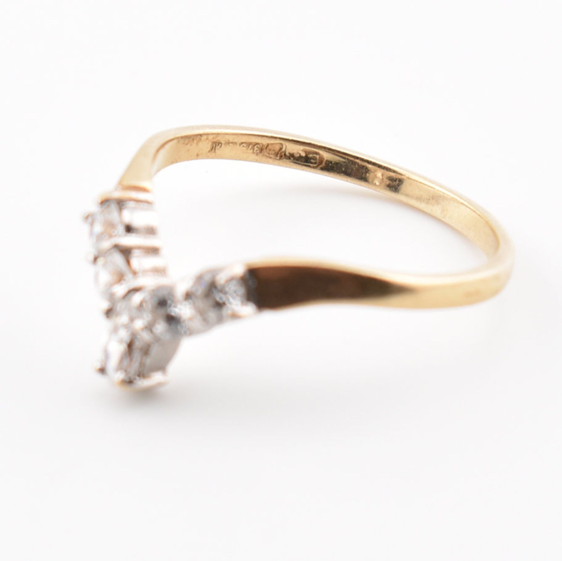 HALLMARKED 9CT GOLD & WHITE STONE WISHBONE RING - Image 4 of 6