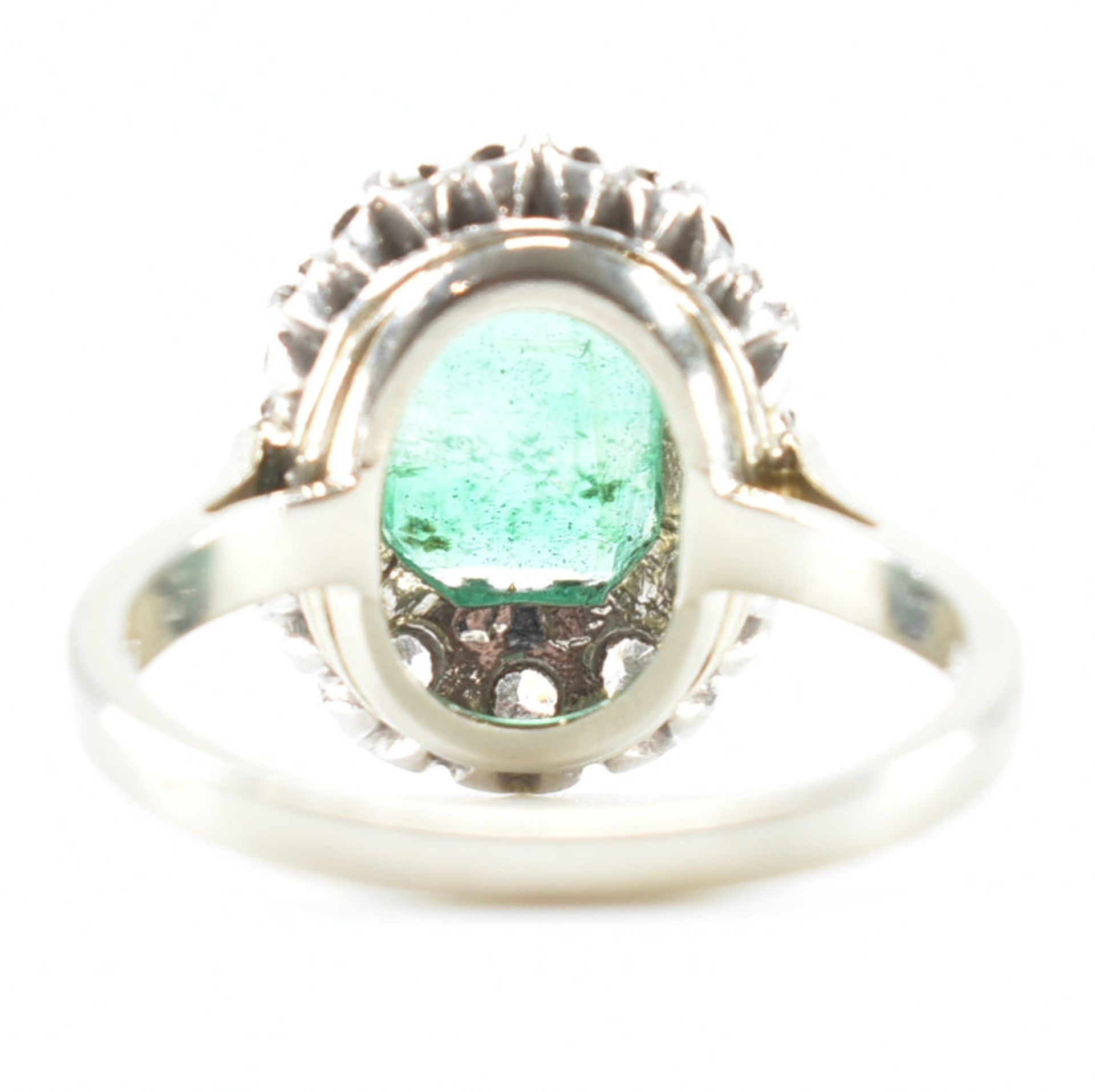 18CT GOLD PLATINUM EMERALD & DIAMOND CLUSTER RING - Image 5 of 10