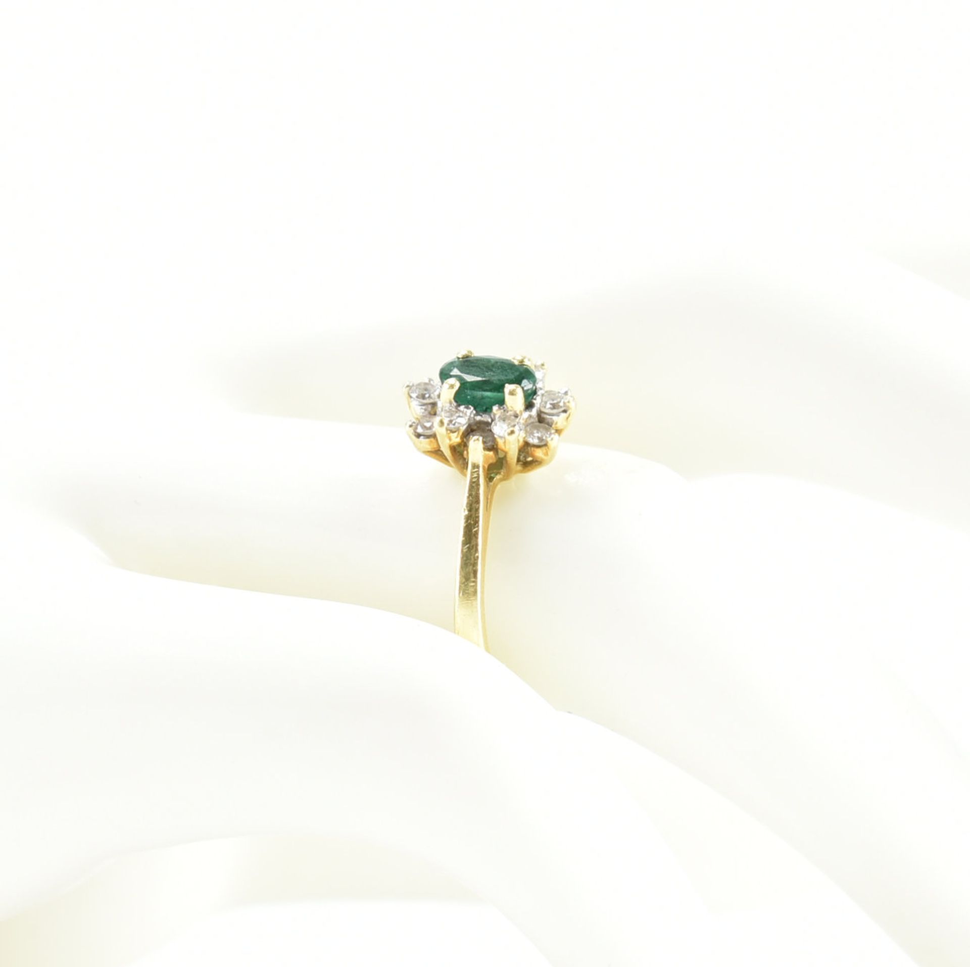 18CT GOLD EMERALD & DIAMOND HALO RING - Bild 9 aus 9