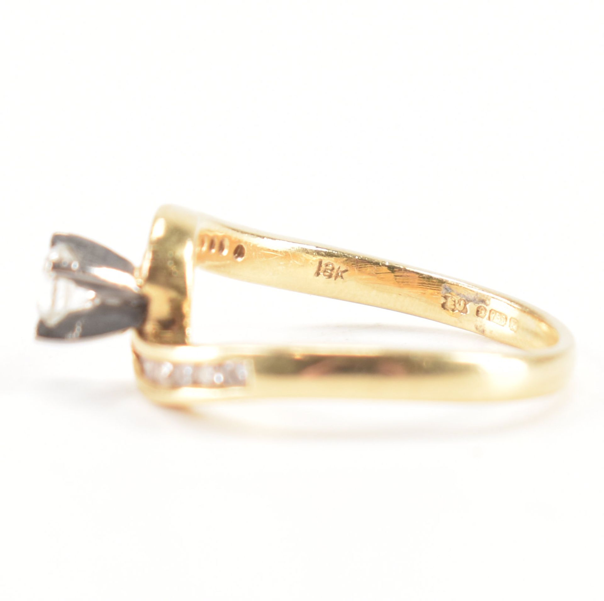 HALLMARKED 18CT GOLD & DIAMOND CROSSOVER RING - Image 7 of 10