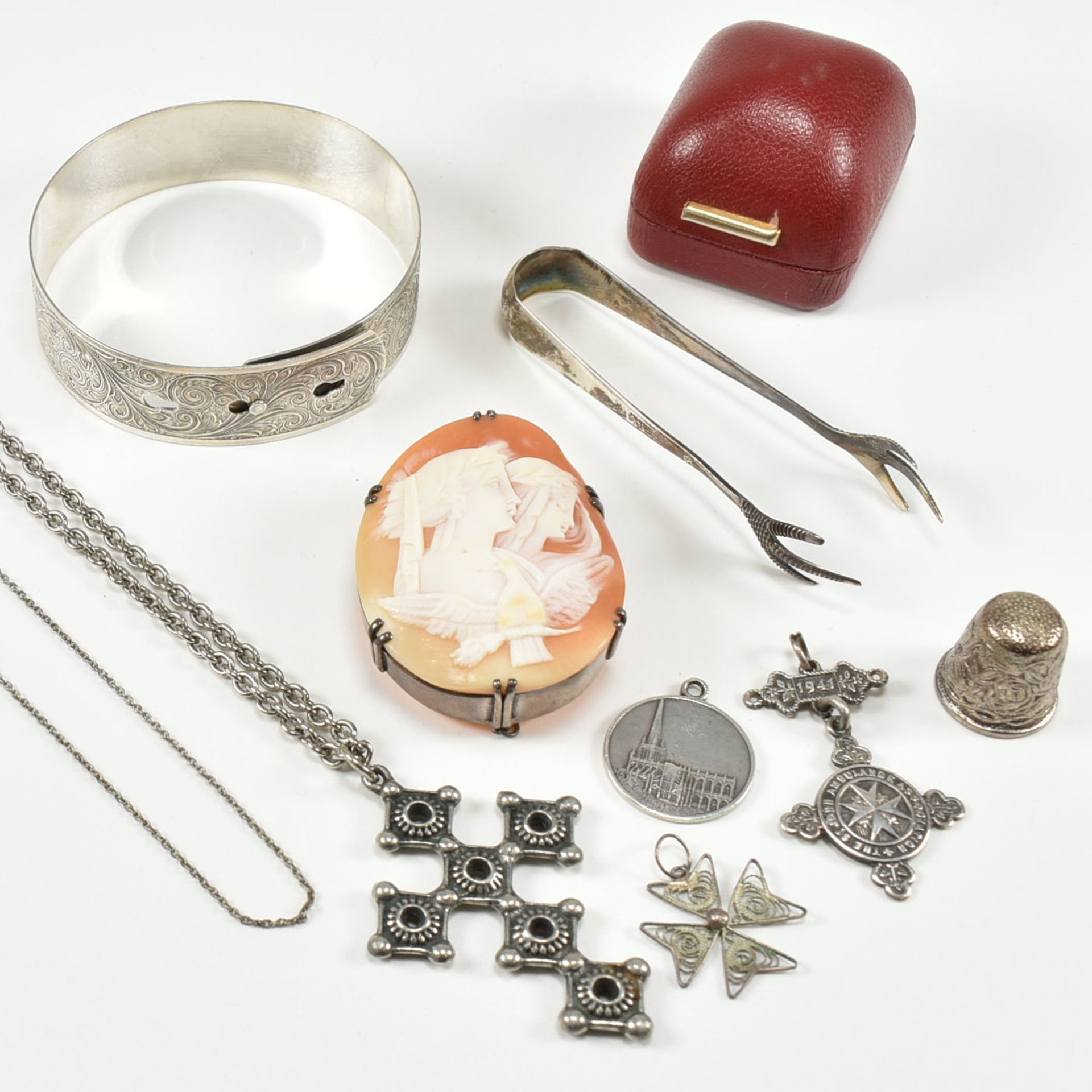 COLLECTION OF ASSORTED SILVER & WHITE METAL JEWELLERY