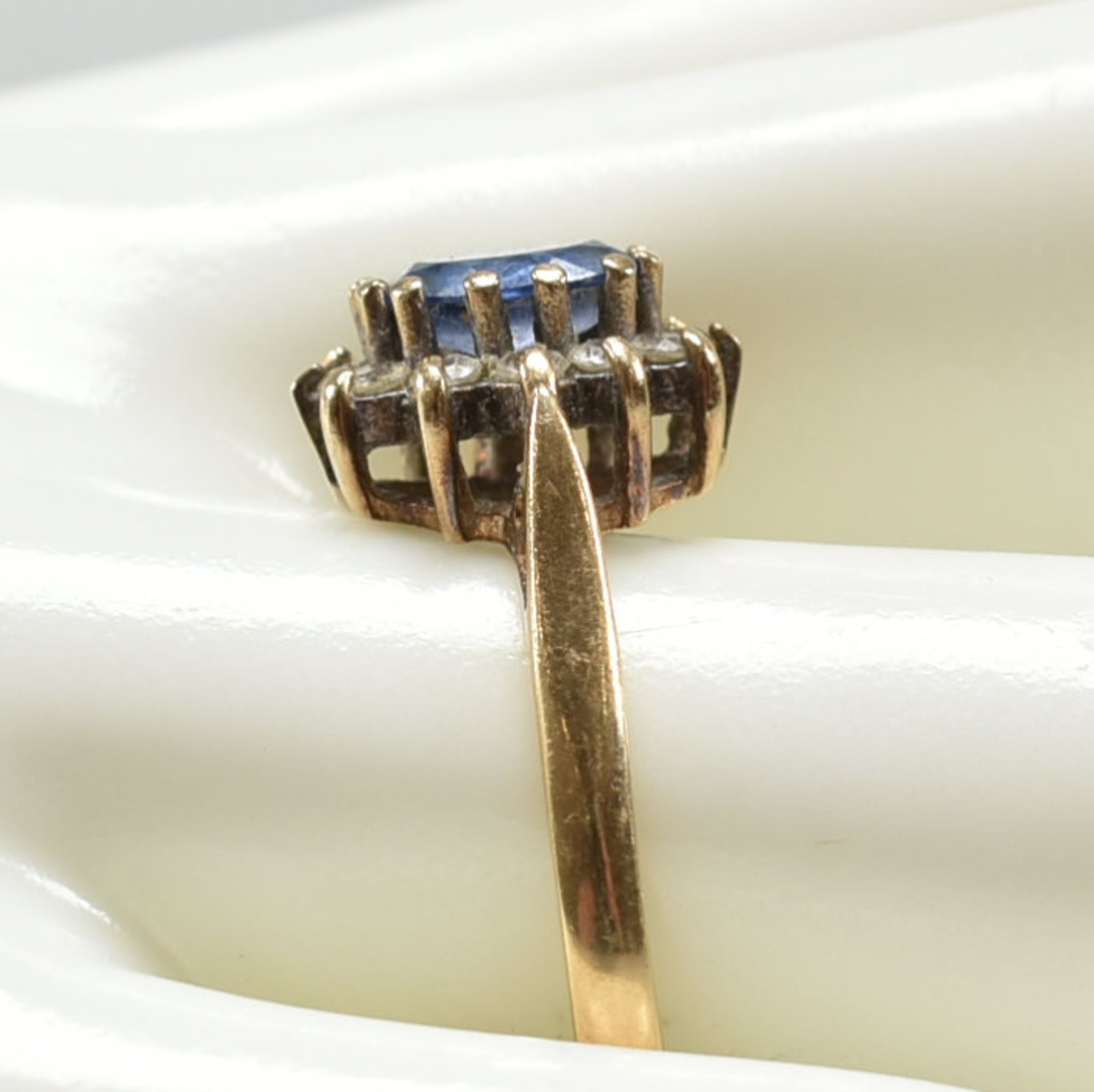 HALLMARKED 9CT GOLD & SYNTHETIC SAPPHIRE HALO RING - Image 3 of 7