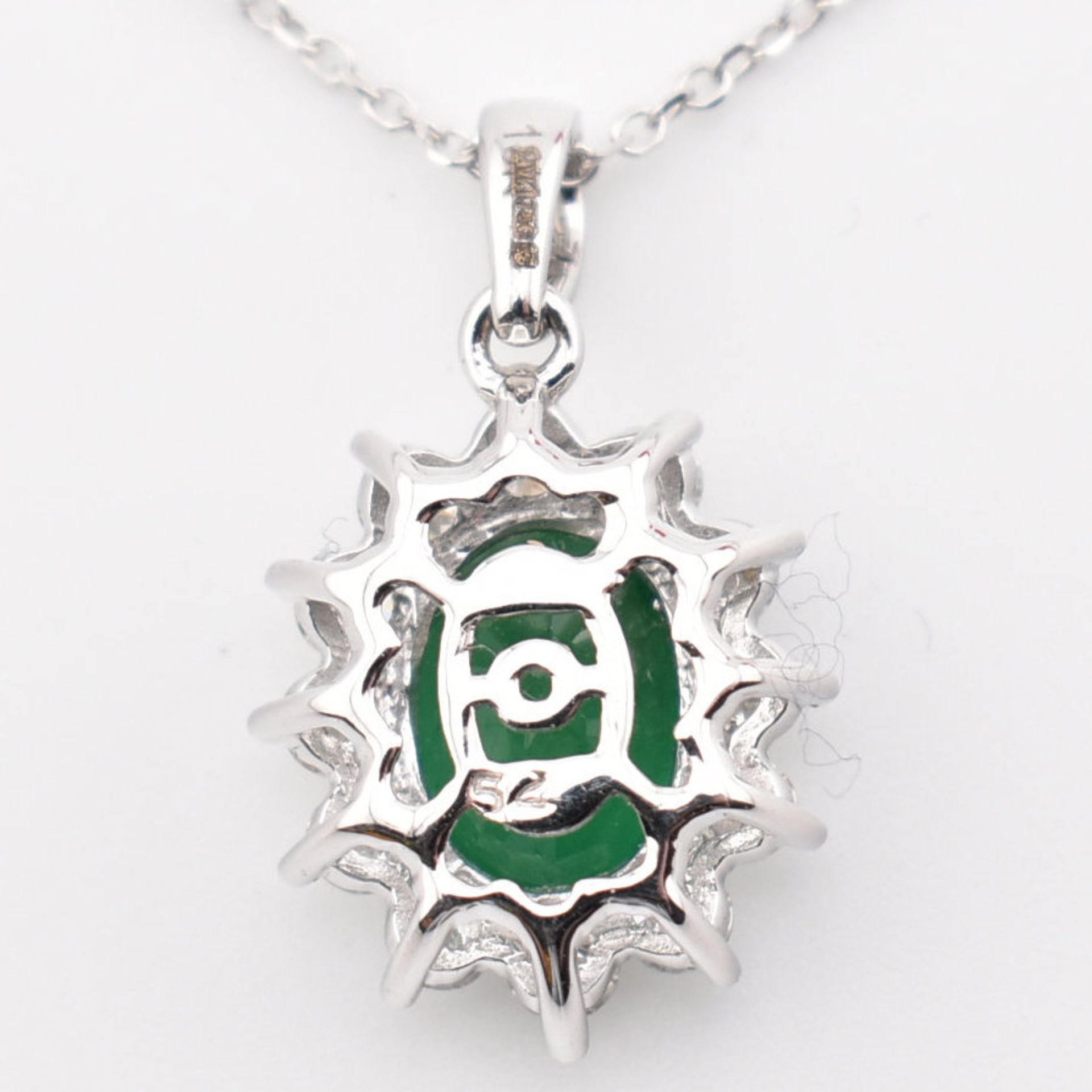 HALLMARKED 18CT WHITE GOLD EMERALD & DIAMOND PENDANT NECKLACE - Image 5 of 5