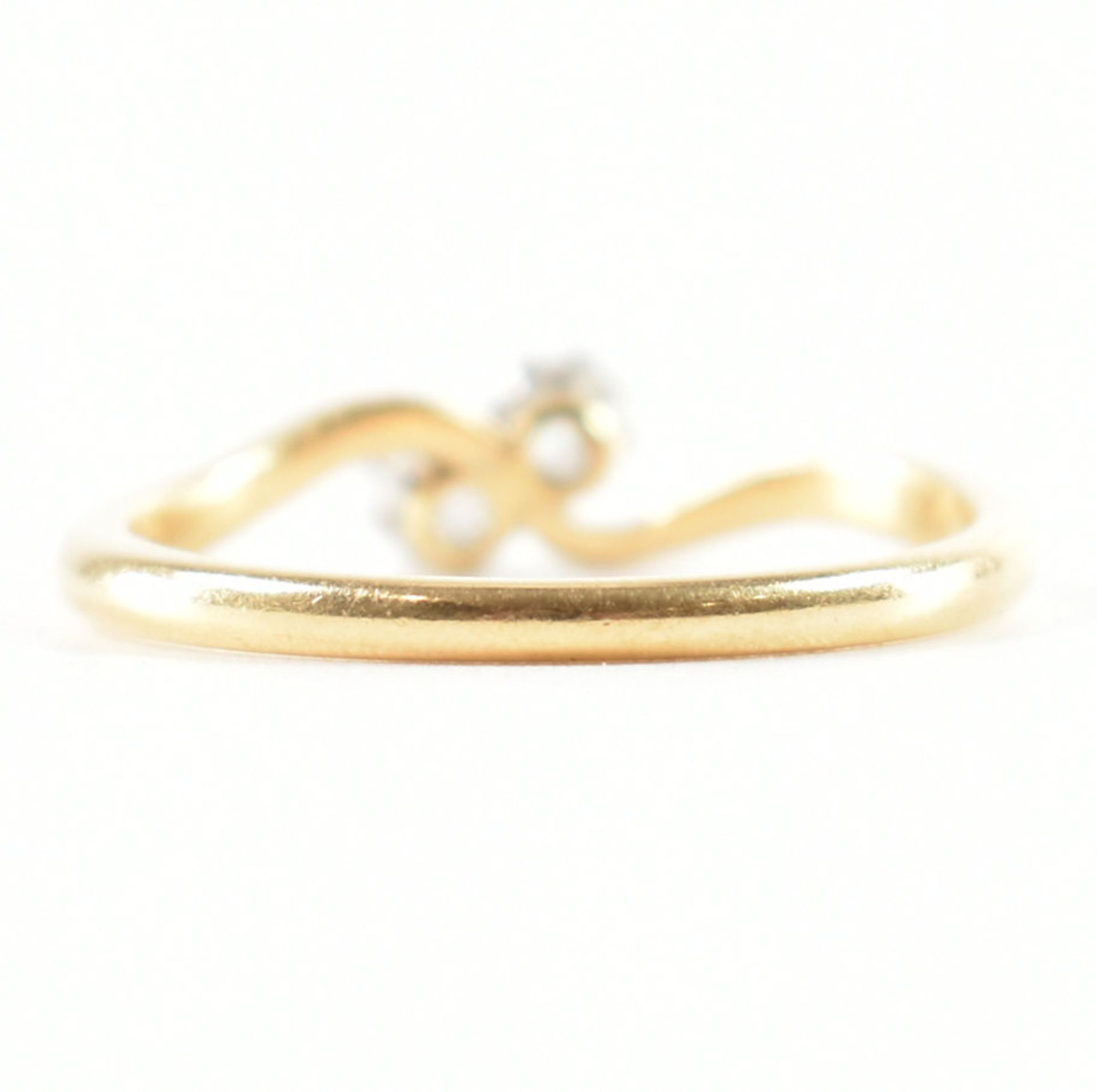 18CT GOLD & PLATINUM CROSSOVER DIAMOND RING - Image 4 of 8